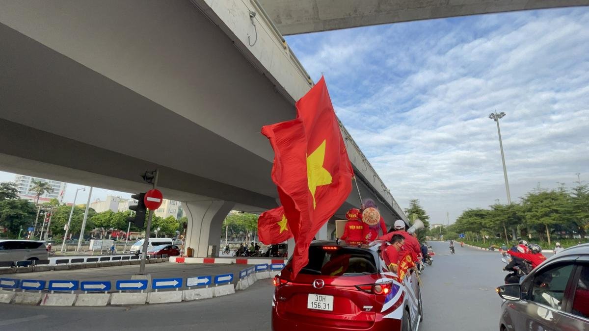 Ngay lúc này, CĐV Việt Nam đã đổ về Mỹ Đình tiếp sức cho thầy trò HLV Park Hang Seo Ảnh 15