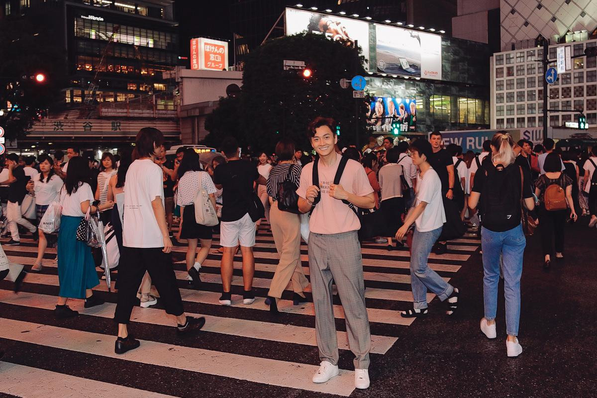 Hậu giãn cách, Ngô Kiến Huy vẫn điển trai phong độ như ngày nào, lại còn tặng fan món quà này Ảnh 4