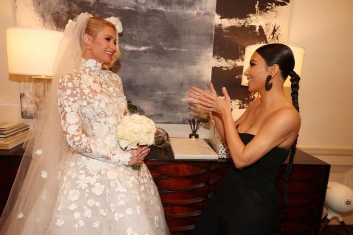 'Cô hầu gái' Kim Kardashian lên đồ át cả cô dâu Paris Hilton trong ngày cưới Ảnh 4