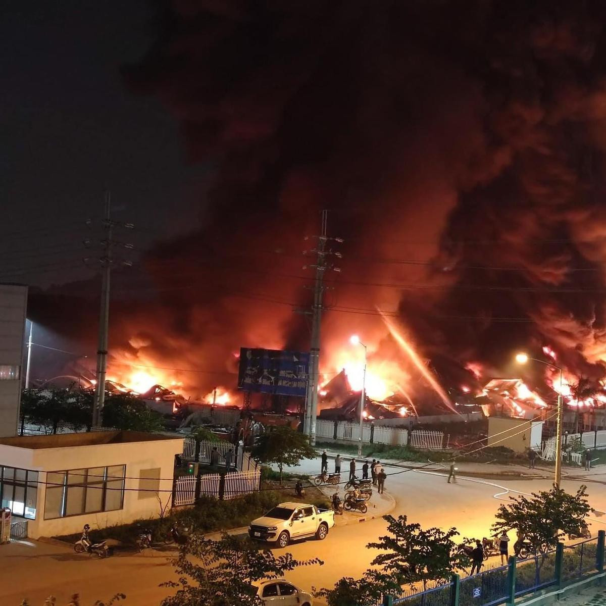 Bắc Giang: Khu công nghiệp Quang Châu rực lửa, hàng trăm chiến sĩ chữa cháy trong đêm Ảnh 1