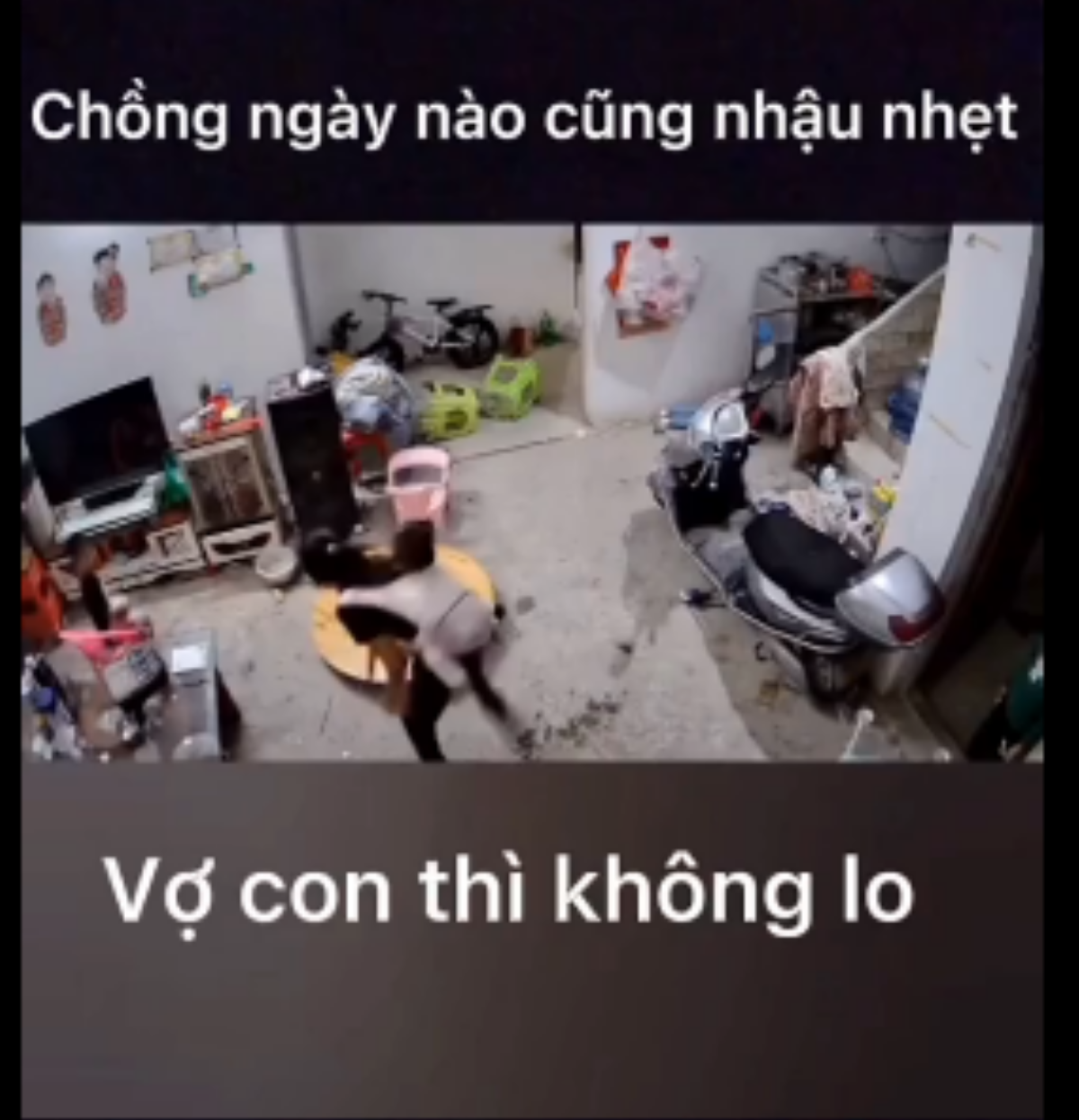 Chồng suốt ngày nhậu nhẹt 'bù khú', vợ bất lực tự tát vào mặt mình rồi đập đồ đạc trước mặt hai con nhỏ Ảnh 1