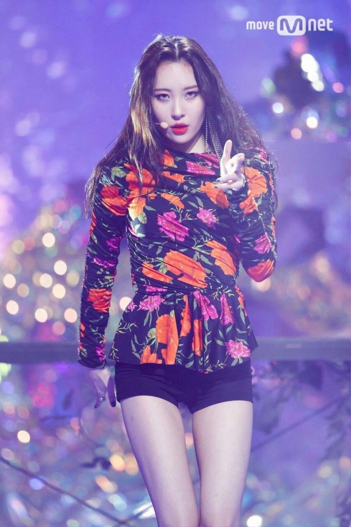 Soi lại sân khấu Gashina của Sunmi, netizen 'phát sốt' vì chàng vũ công có gương mặt và body đẹp như idol Ảnh 1