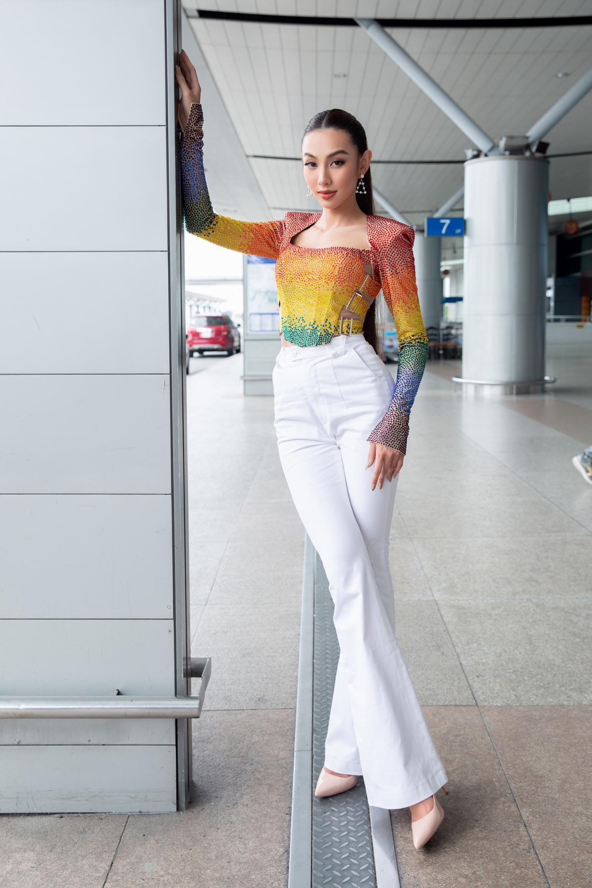 Thùy Tiên diện áo lục sắc, catwalk 'sương sương' chính thức lên đường dự thi Miss Grand 2021 Ảnh 8