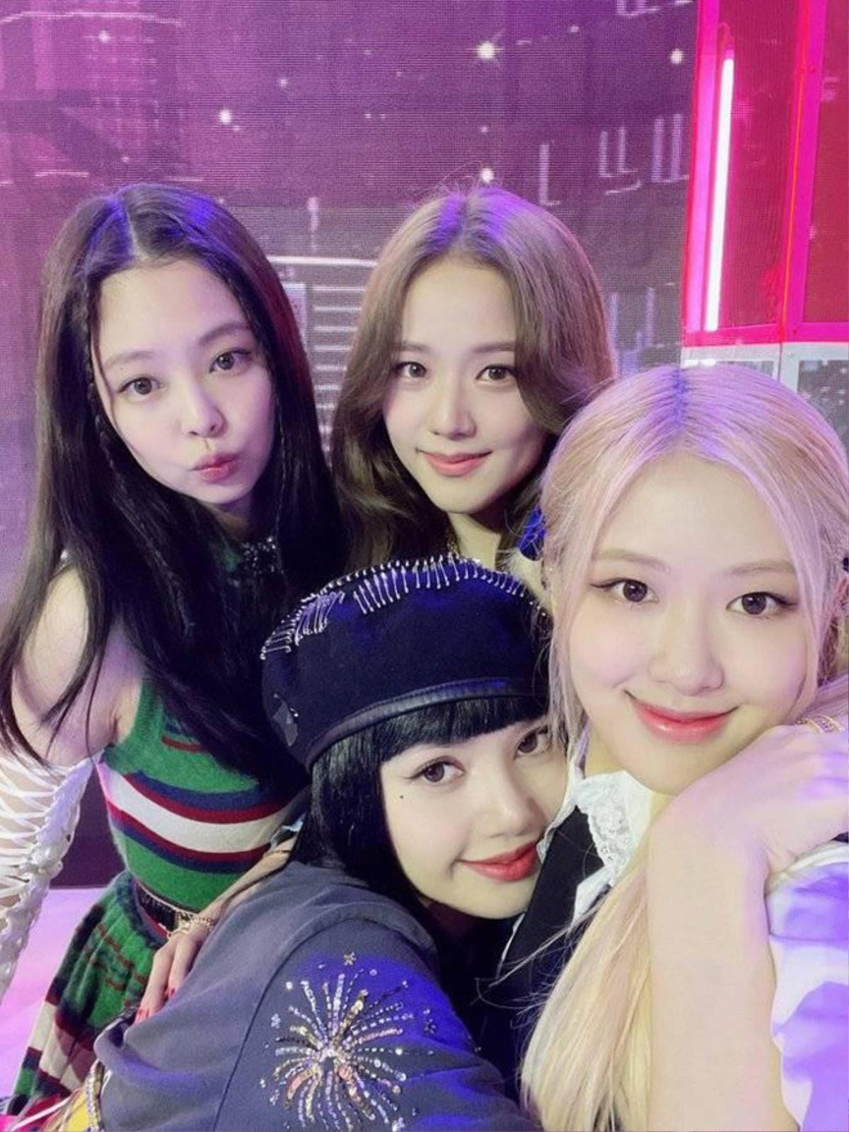 Vương Nhất Bác đích thị 'fan ruột' BlackPink: Hết song ca với Tiêu Chiến đến nhảy ở ngoài... hành lang Ảnh 2