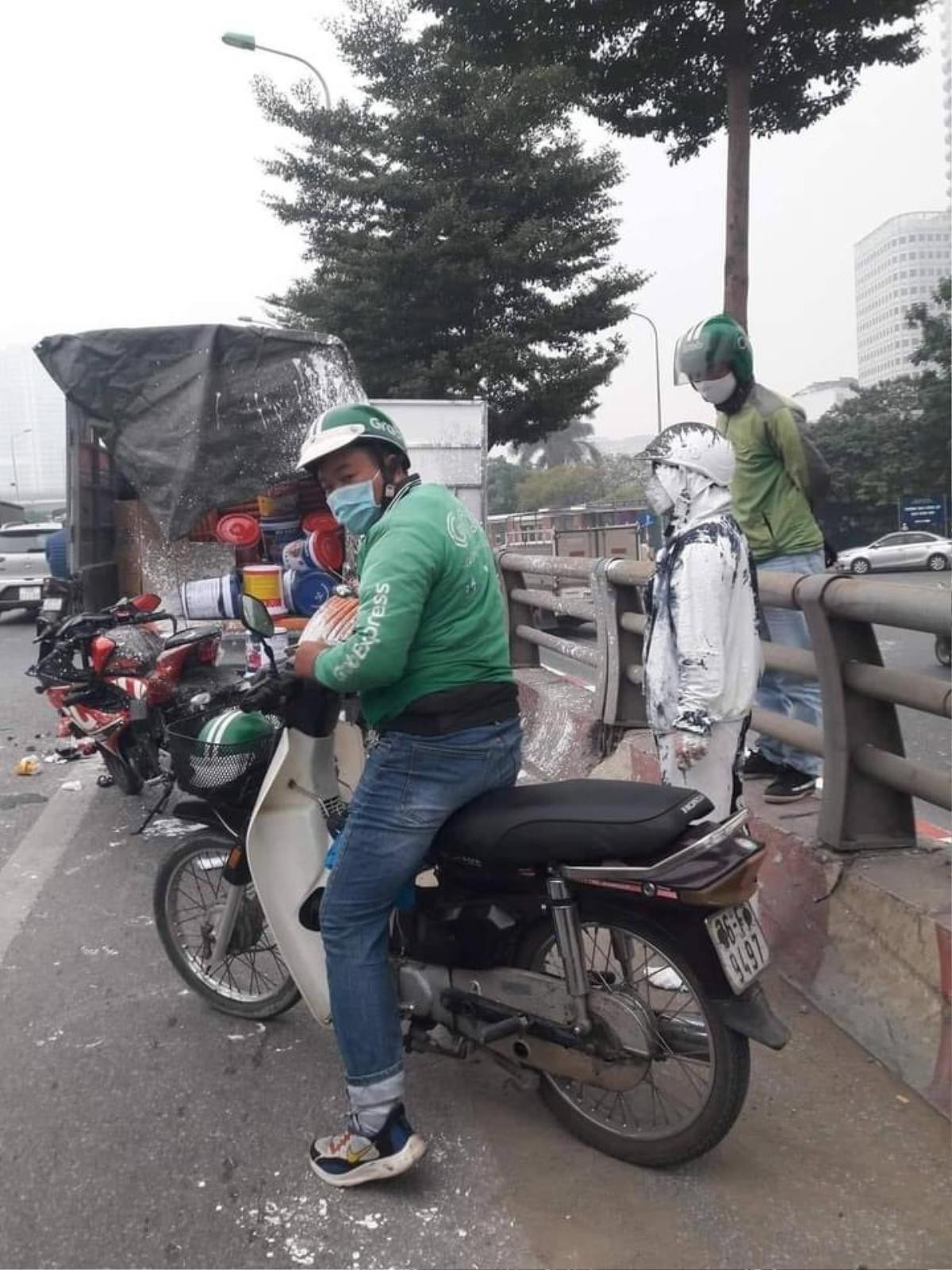 Nam thanh niên phi như bay đâm thẳng vào ô tô chở sơn, cảnh cô gái trắng xóa tại hiện trường gây chú ý Ảnh 3