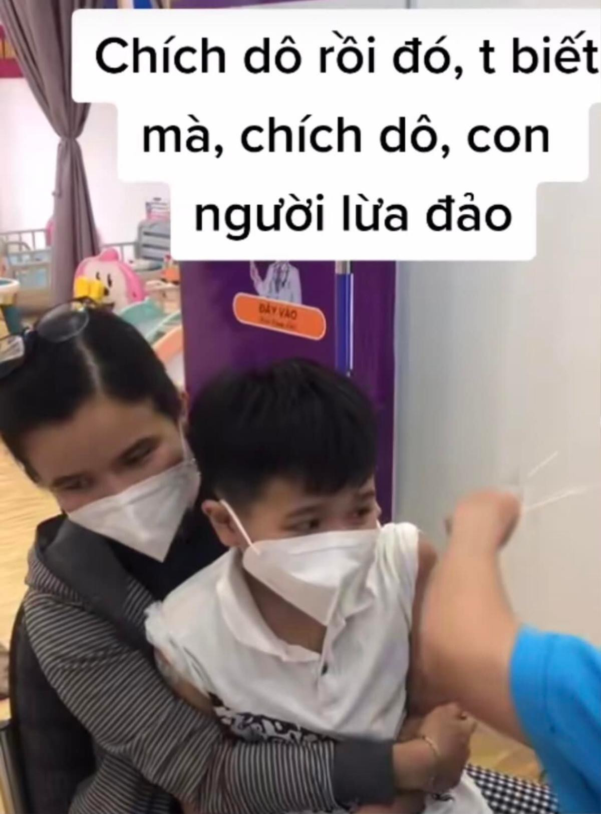 Clip: Bé trai xưng 'tao' với nhân viên y tế ở điểm tiêm, người mẹ ngồi cạnh cười cợt gây tranh cãi Ảnh 1