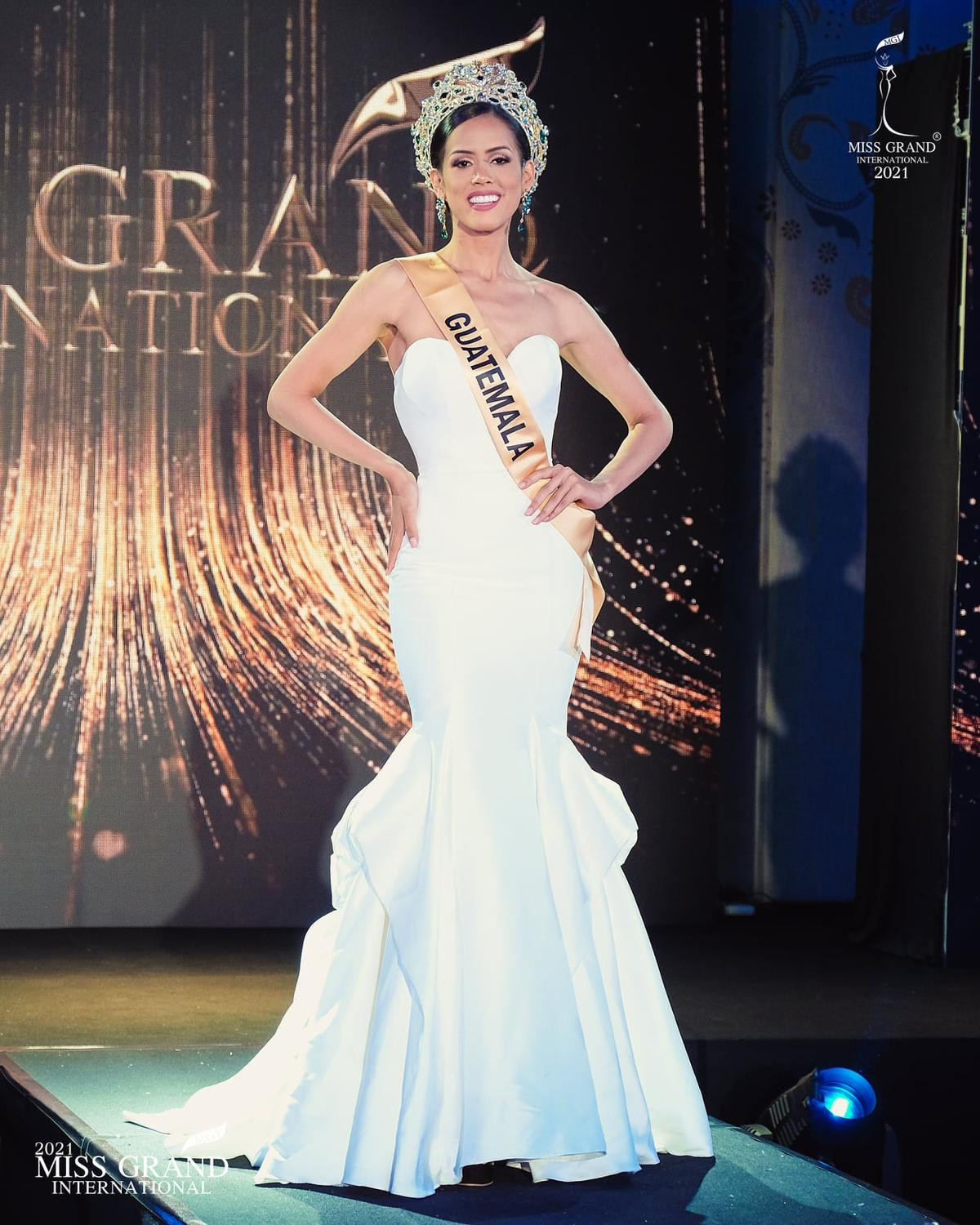 Top 10 bộ váy ấn tượng nhất tại lễ ra mắt Miss Grand: Thùy Tiên ăn điểm ngay vị trí đầu bảng Ảnh 11