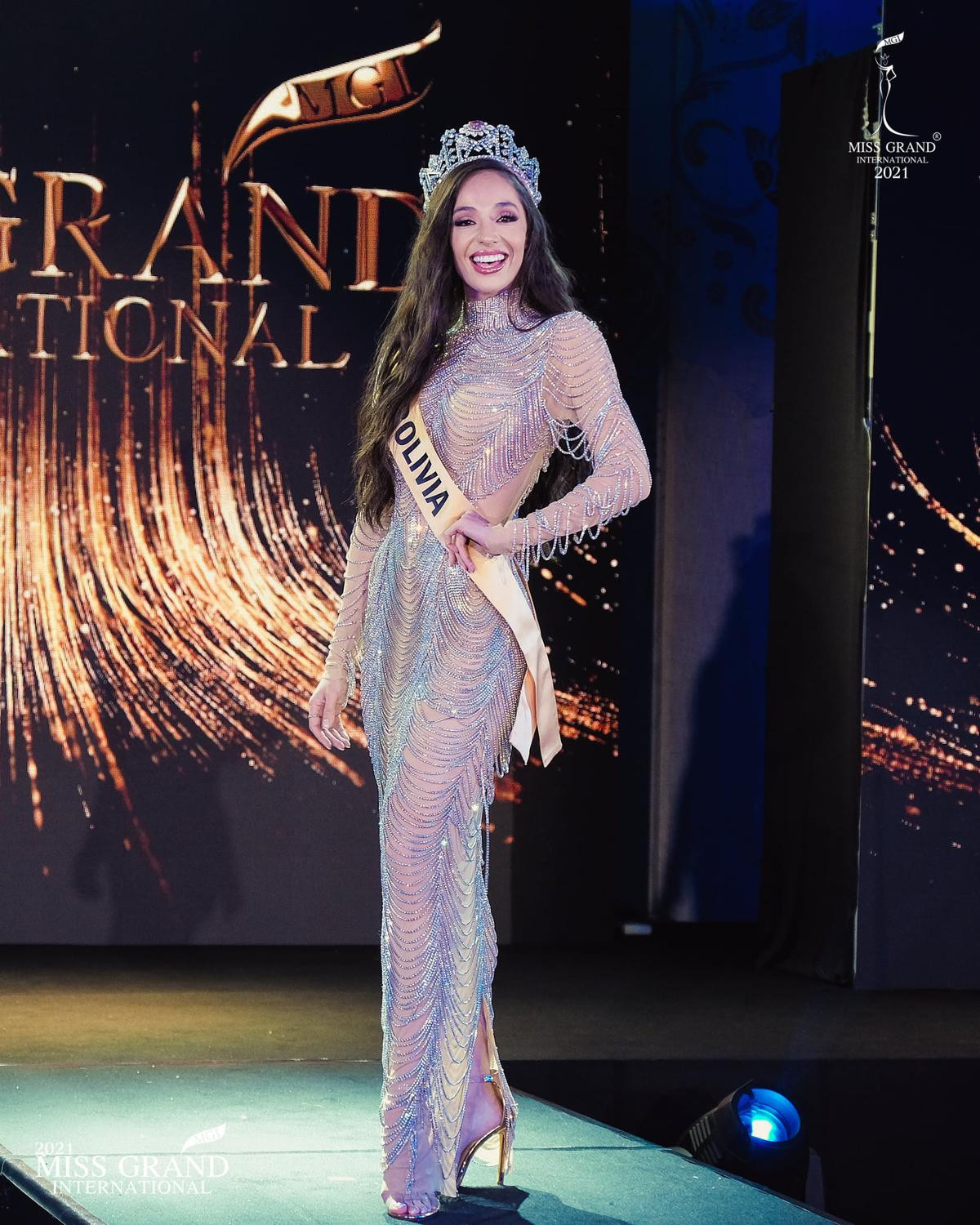 Top 10 bộ váy ấn tượng nhất tại lễ ra mắt Miss Grand: Thùy Tiên ăn điểm ngay vị trí đầu bảng Ảnh 10