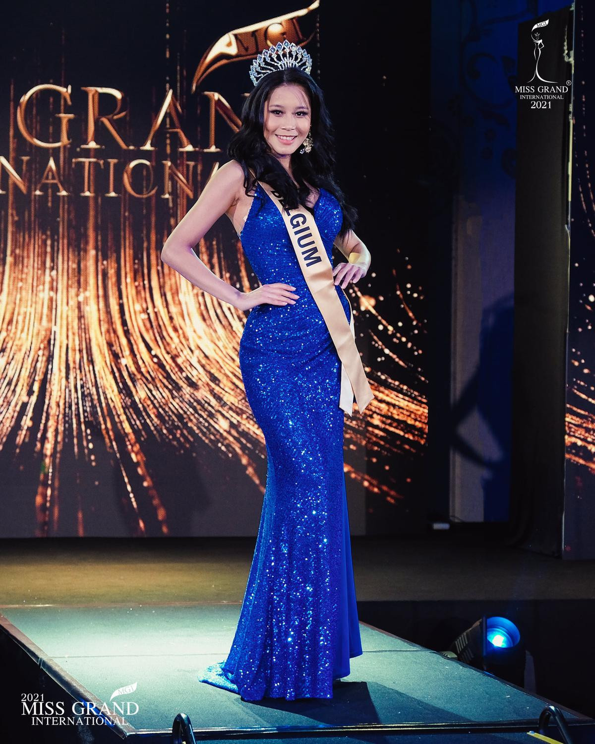 Top 10 bộ váy ấn tượng nhất tại lễ ra mắt Miss Grand: Thùy Tiên ăn điểm ngay vị trí đầu bảng Ảnh 6