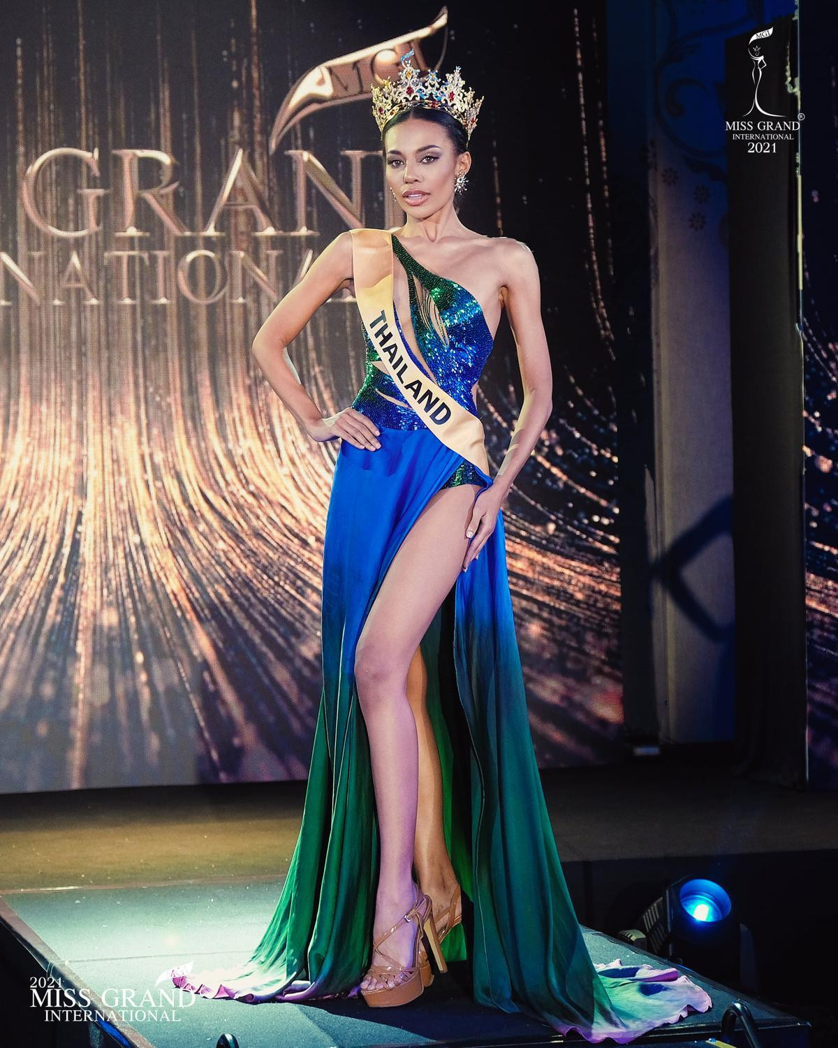 Top 10 bộ váy ấn tượng nhất tại lễ ra mắt Miss Grand: Thùy Tiên ăn điểm ngay vị trí đầu bảng Ảnh 7