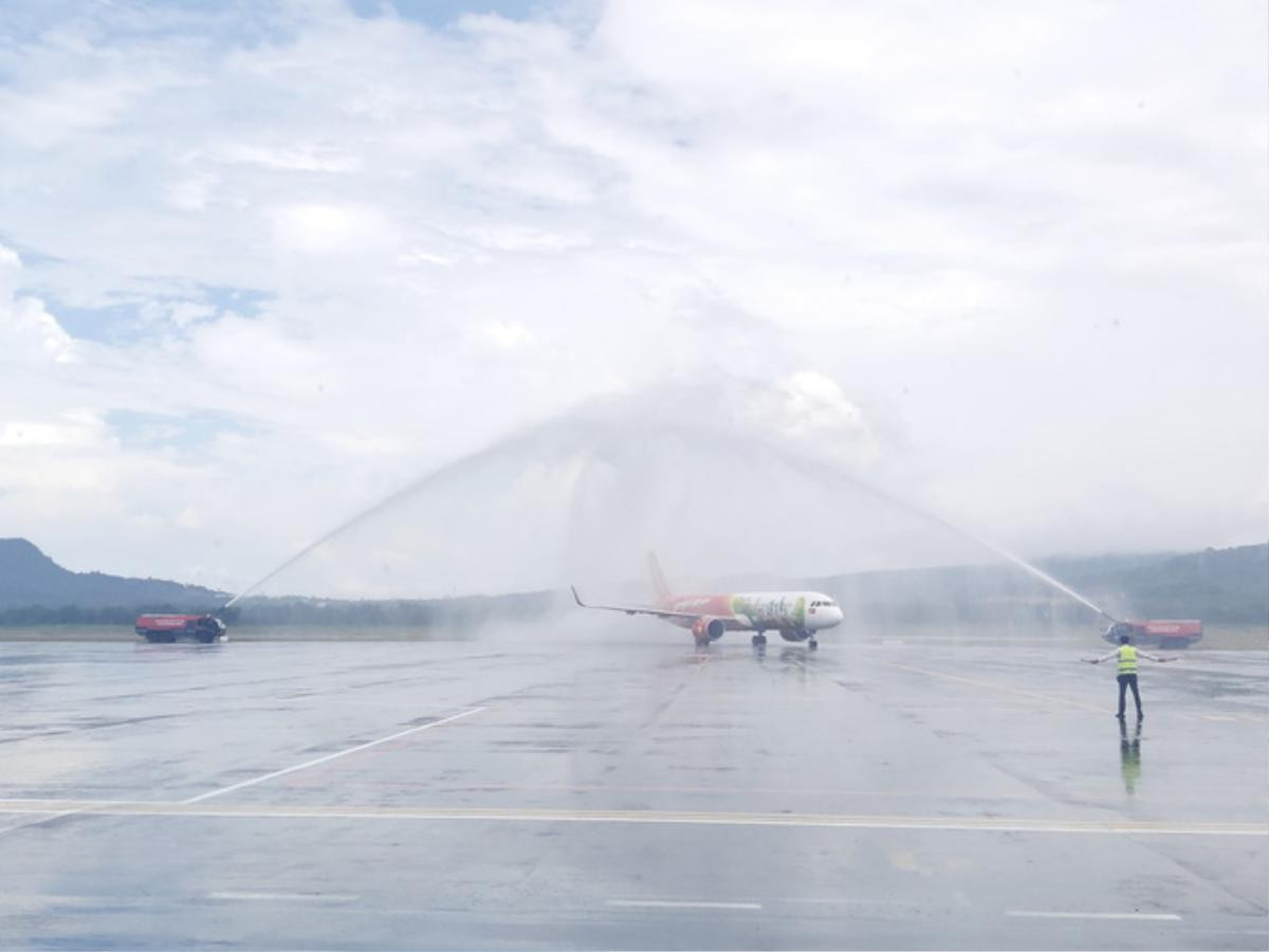 Du khách có 'hộ chiếu vacxin' đến Phú Quốc, được phun cả vòi rồng chào đón trịnh trọng Ảnh 1