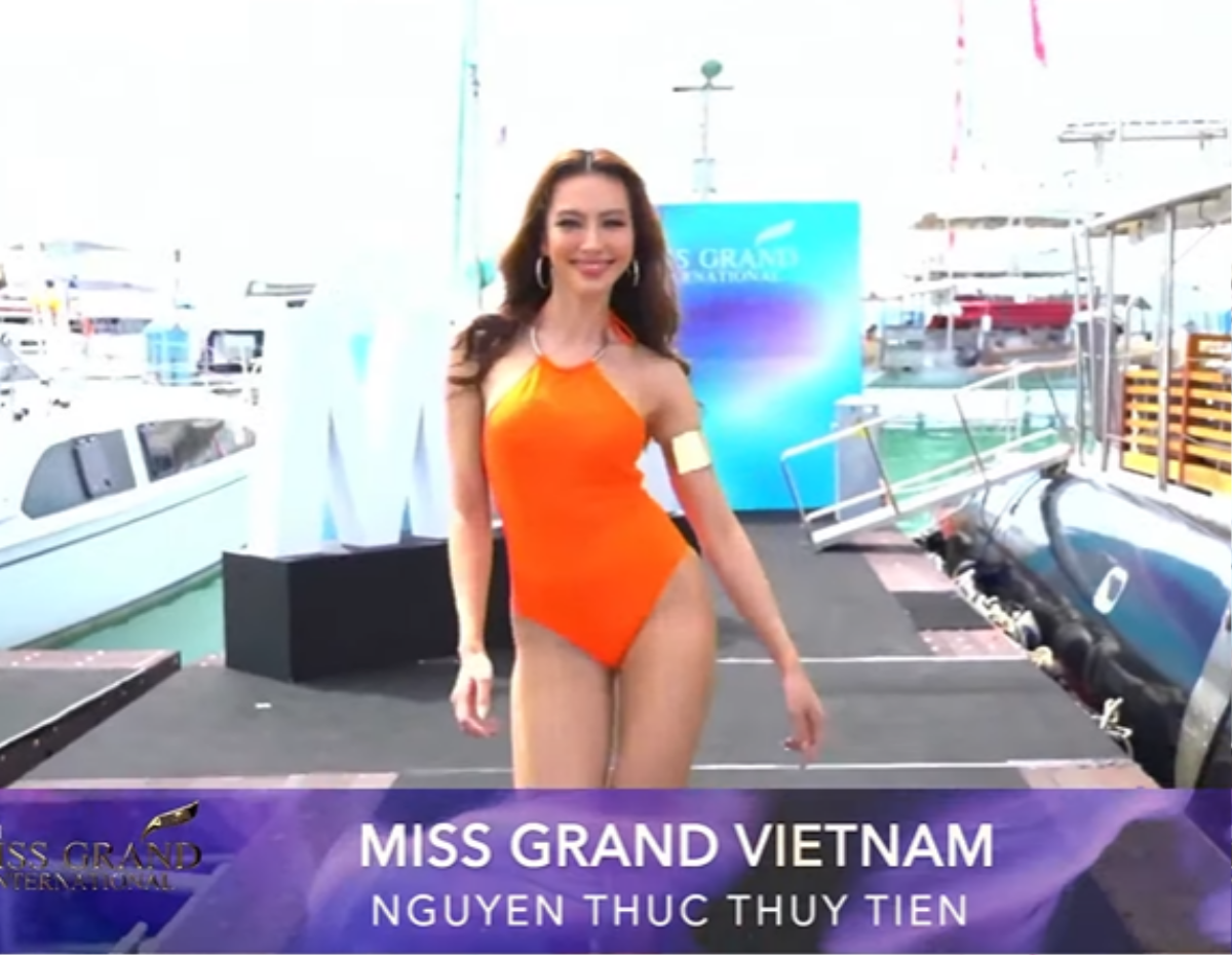 Đảm nhận vị trí vedette, Thùy Tiên sáng chói với swimsuit vàng cam, tạo dáng cực hút tại Miss Grand Ảnh 7