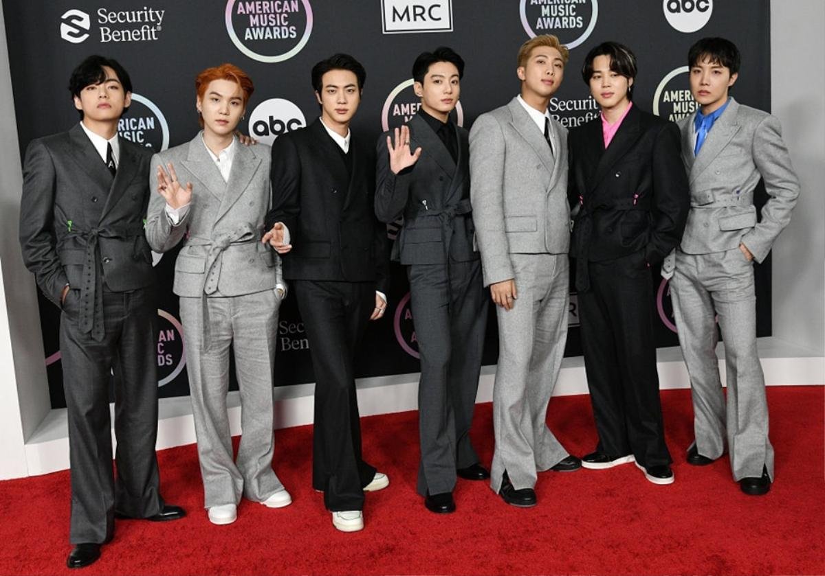 Dự thảm đỏ American Music Awards, BTS mất điểm vì trang phục nhăn nhúm, ống quần 'quét sàn' Ảnh 8