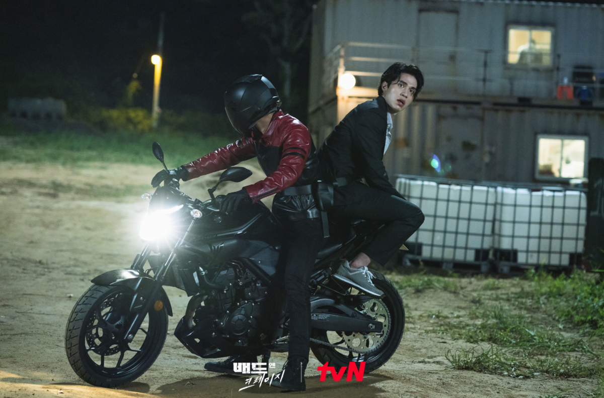 Lee Dong Wook rủ rê Wi Ha Joon tấu hề trong 'Bad And Crazy': Còn đâu những nam thần 'ngầu lòi'! Ảnh 4