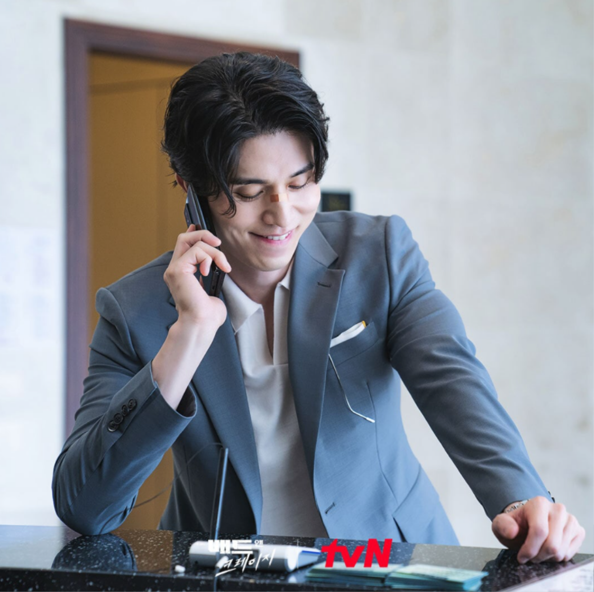 Lee Dong Wook rủ rê Wi Ha Joon tấu hề trong 'Bad And Crazy': Còn đâu những nam thần 'ngầu lòi'! Ảnh 2