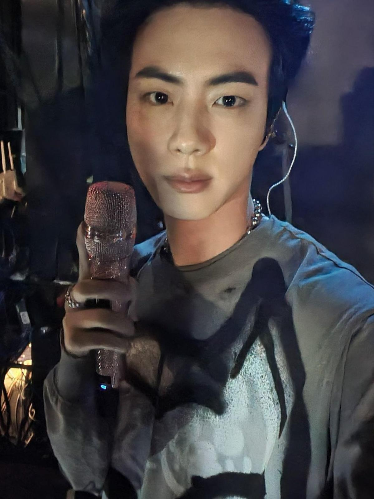 Jin (BTS) gây bão mạng xã hội với nhan sắc 'không góc chết' Ảnh 7