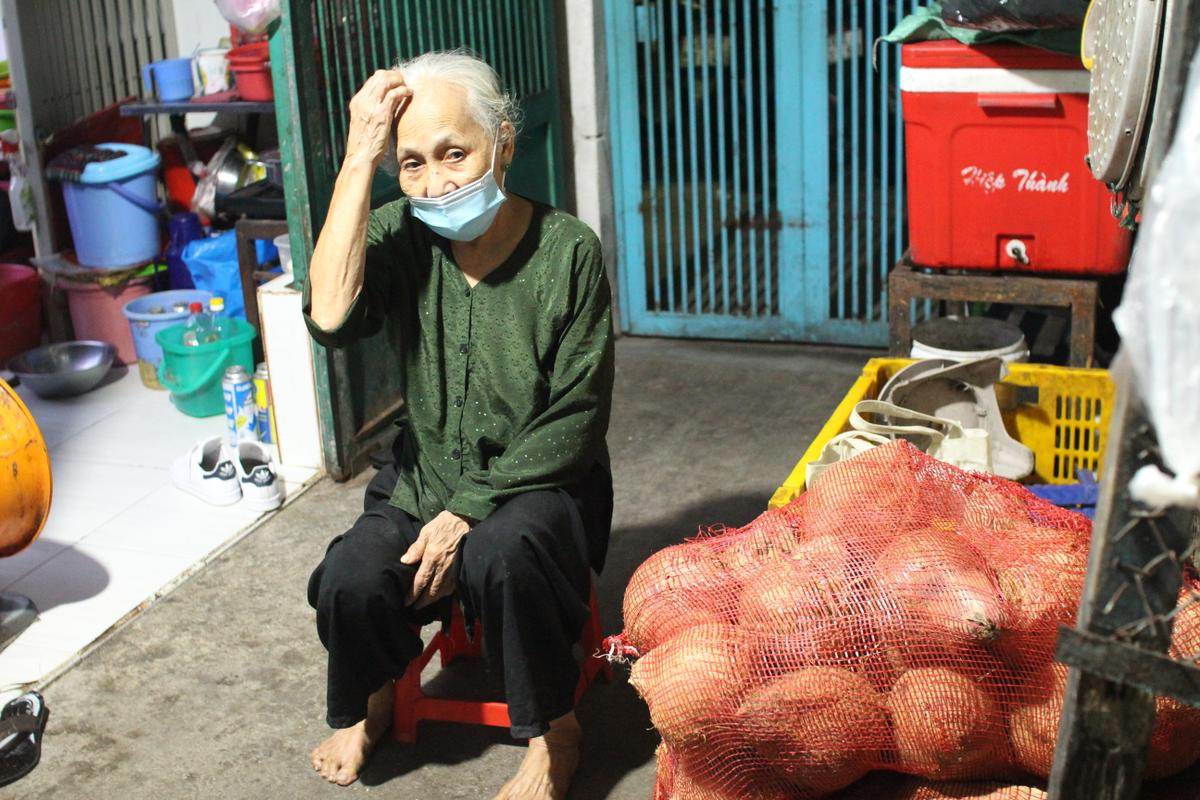 Chuyện đời chuyện nghề của cụ bà bán chuối xào bị trượt té: Thương lắm bóng dáng ông bà mình! Ảnh 5