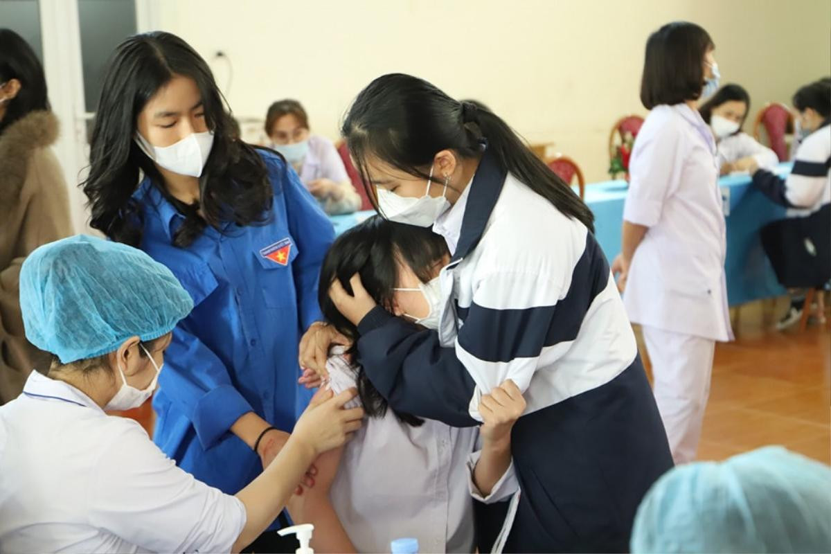 'Cười ra nước mắt' cảnh học sinh tiêm vaccine: Sợ nhắm tịt mắt, nhìn bạn tiêm thôi cũng hoang mang Ảnh 3