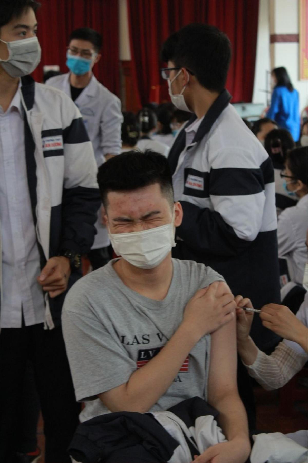 'Cười ra nước mắt' cảnh học sinh tiêm vaccine: Sợ nhắm tịt mắt, nhìn bạn tiêm thôi cũng hoang mang Ảnh 2