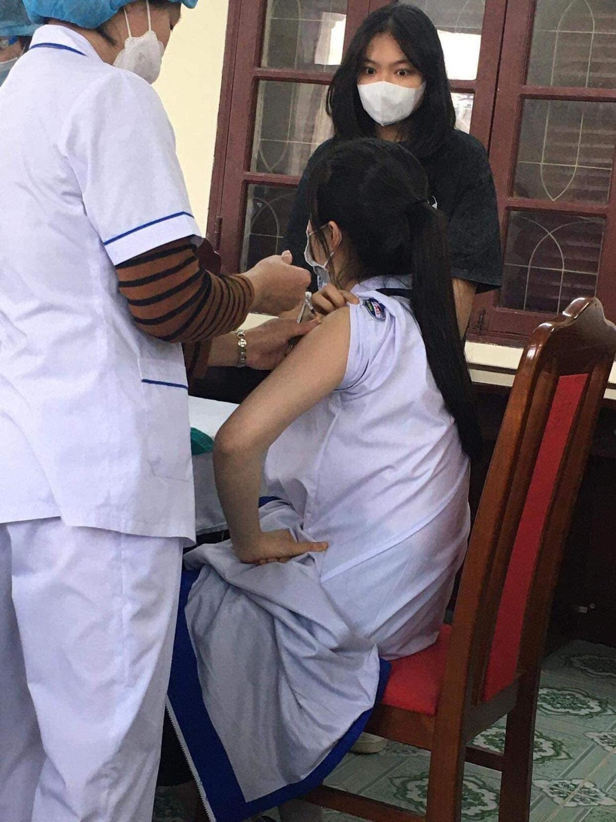 'Cười ra nước mắt' cảnh học sinh tiêm vaccine: Sợ nhắm tịt mắt, nhìn bạn tiêm thôi cũng hoang mang Ảnh 4