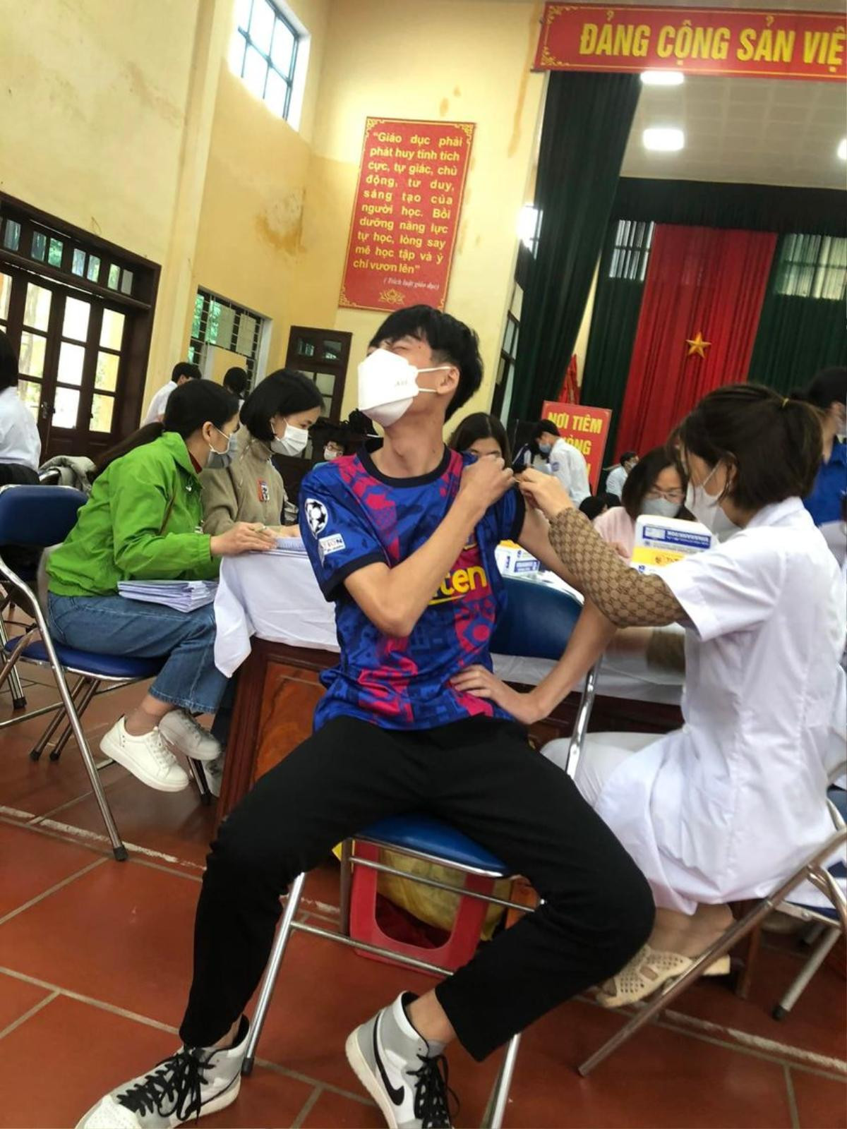 'Cười ra nước mắt' cảnh học sinh tiêm vaccine: Sợ nhắm tịt mắt, nhìn bạn tiêm thôi cũng hoang mang Ảnh 1