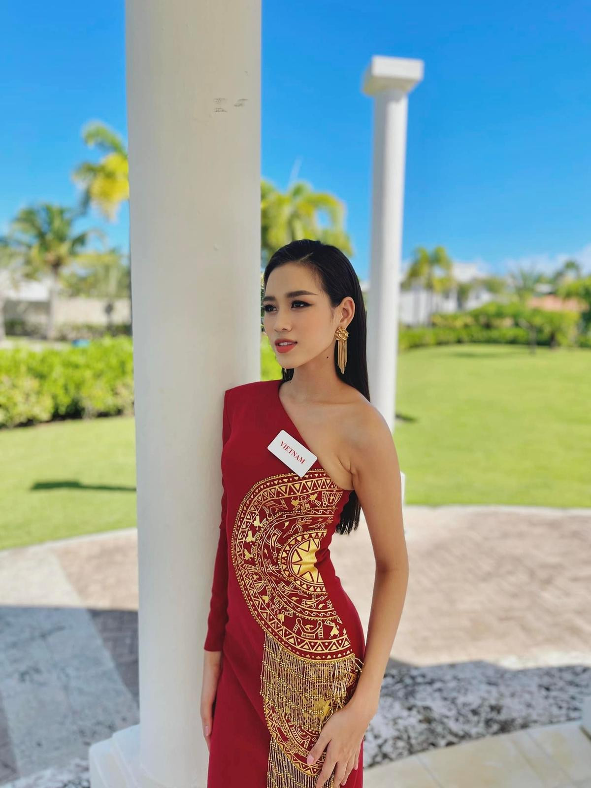 Diện váy đỏ nổi bật, Đỗ Thị Hà không hề kém cạnh khi đọ sắc cùng Miss World 2016 và 2019 Ảnh 2