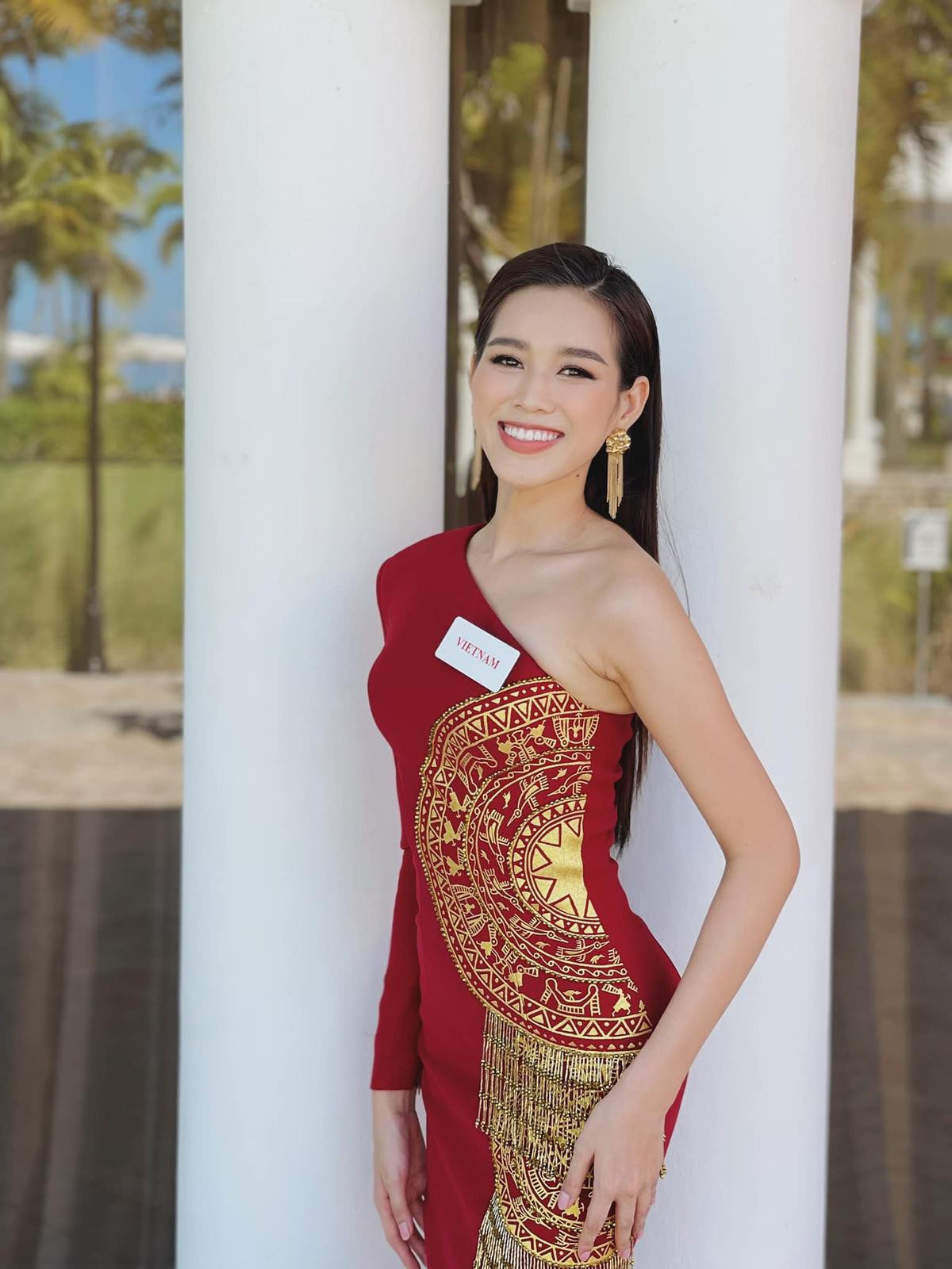 Diện váy đỏ nổi bật, Đỗ Thị Hà không hề kém cạnh khi đọ sắc cùng Miss World 2016 và 2019 Ảnh 9