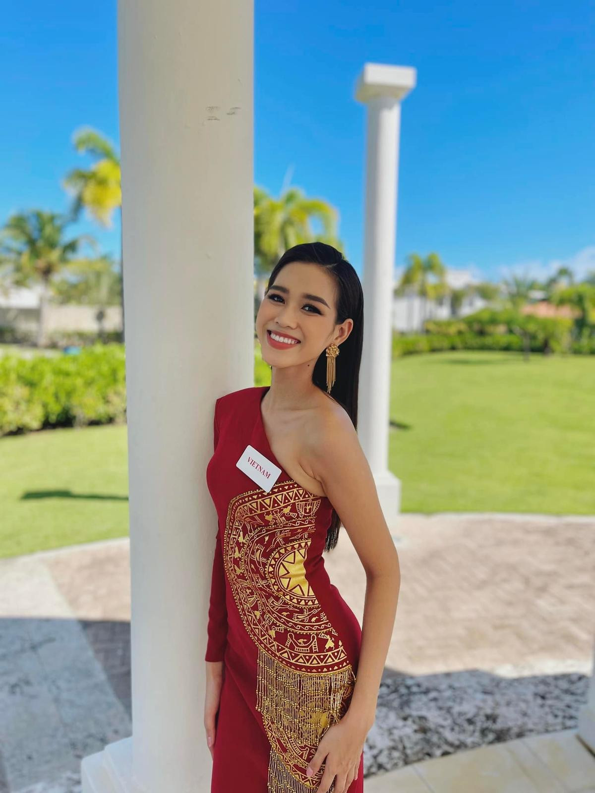 Diện váy đỏ nổi bật, Đỗ Thị Hà không hề kém cạnh khi đọ sắc cùng Miss World 2016 và 2019 Ảnh 1