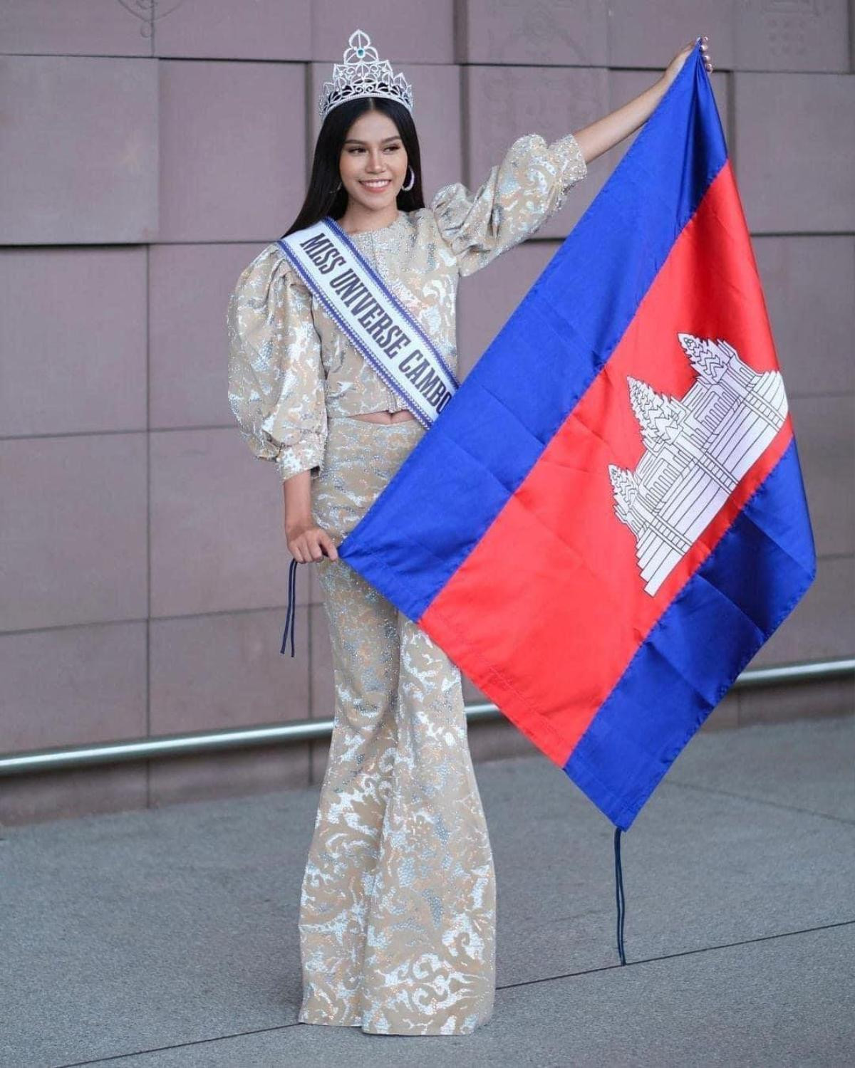 Thời trang lên đường của các đại diện Miss Universe: Kim Duyên nổi bần bật với màu xanh hi vọng Ảnh 7