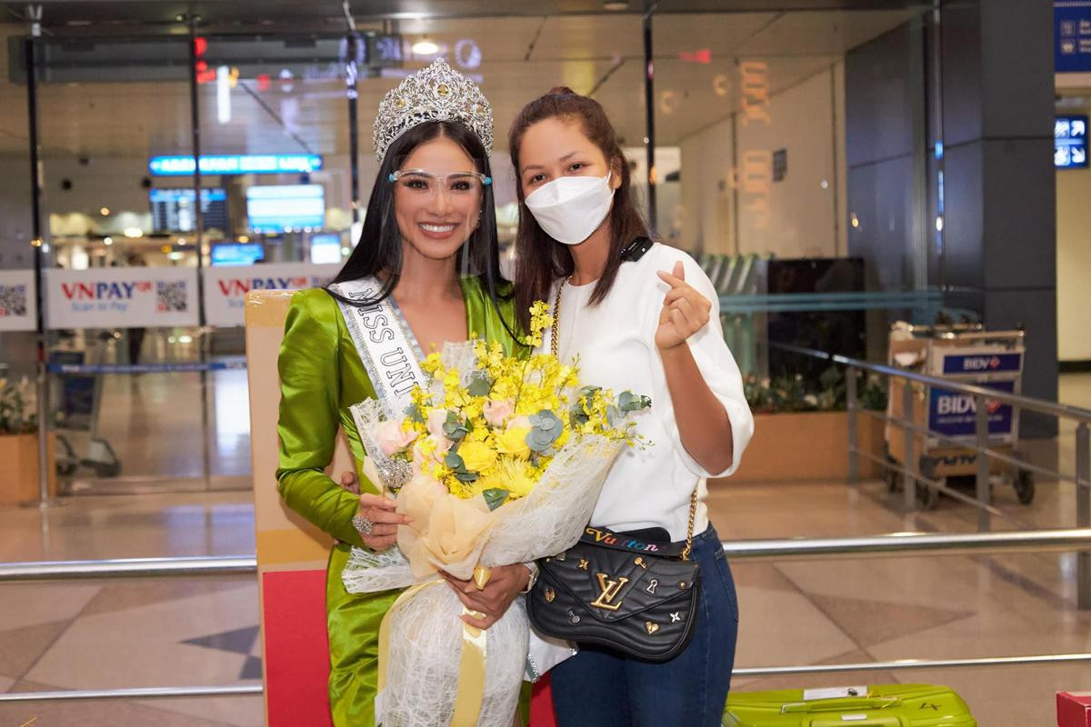 Thời trang lên đường của các đại diện Miss Universe: Kim Duyên nổi bần bật với màu xanh hi vọng Ảnh 2