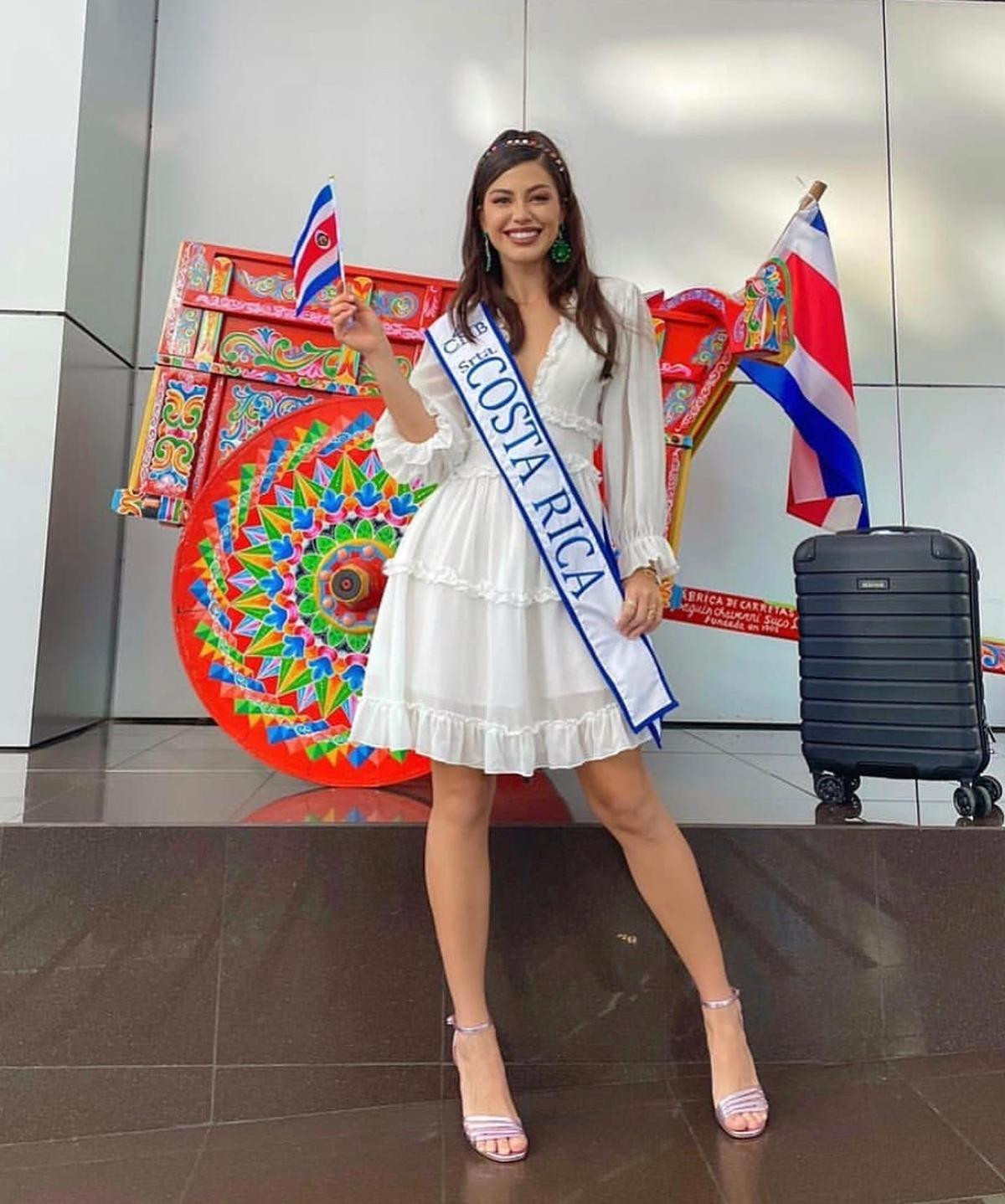 Thời trang lên đường của các đại diện Miss Universe: Kim Duyên nổi bần bật với màu xanh hi vọng Ảnh 9