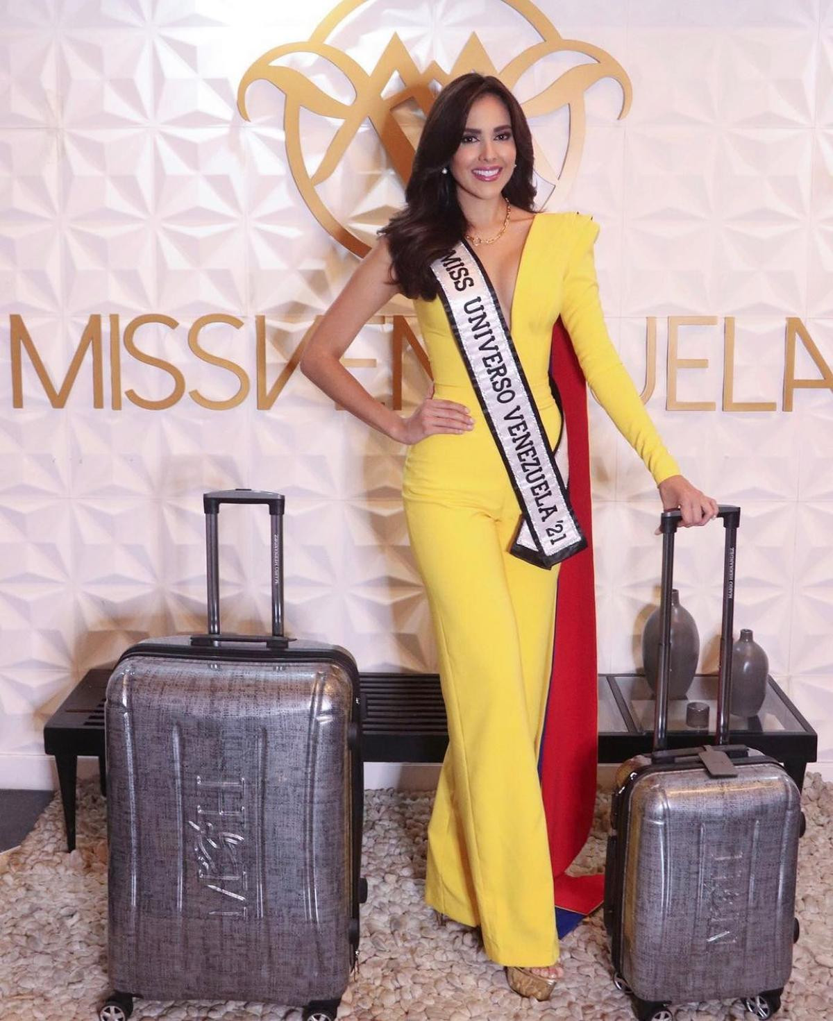 Thời trang lên đường của các đại diện Miss Universe: Kim Duyên nổi bần bật với màu xanh hi vọng Ảnh 13