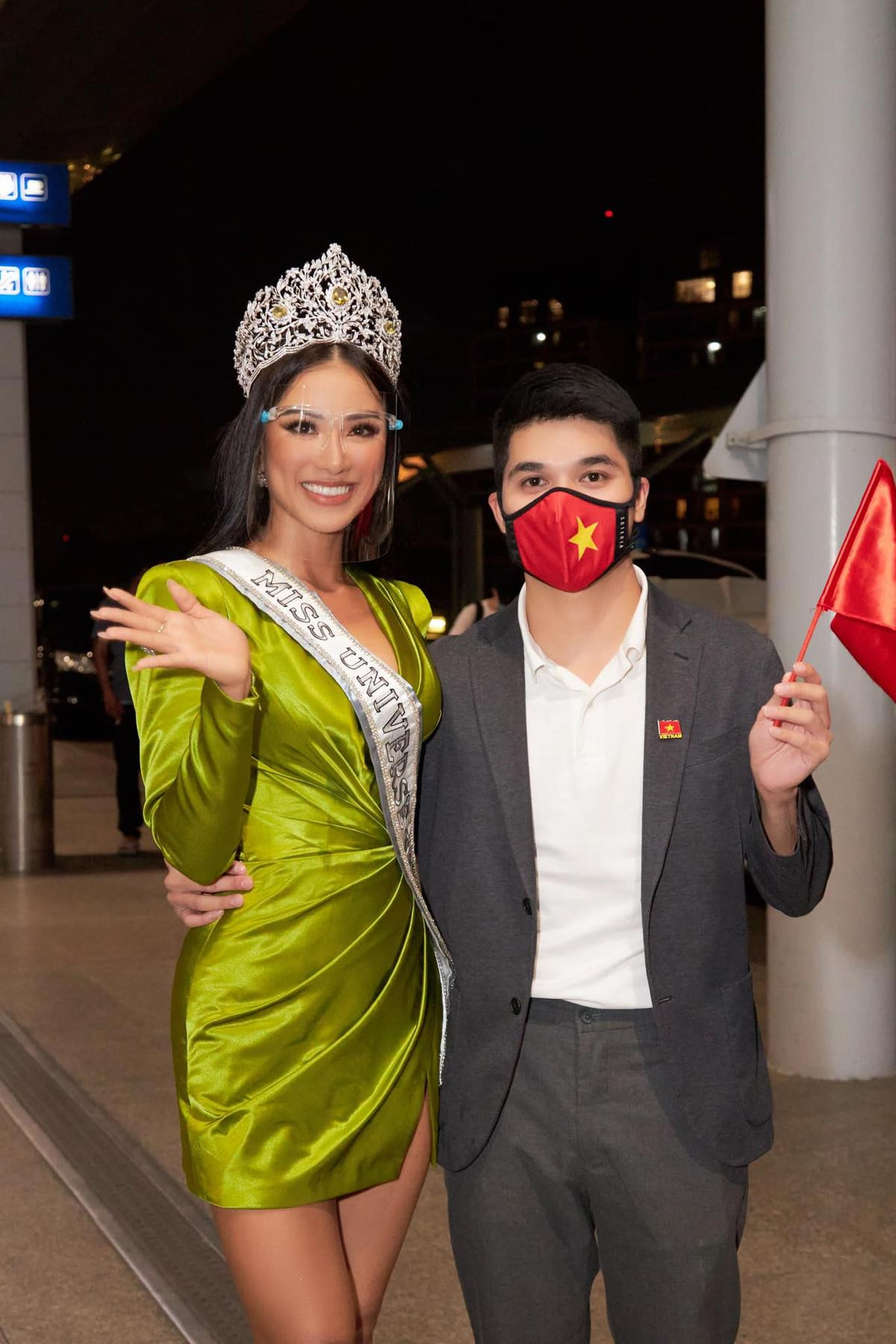 Thời trang lên đường của các đại diện Miss Universe: Kim Duyên nổi bần bật với màu xanh hi vọng Ảnh 4