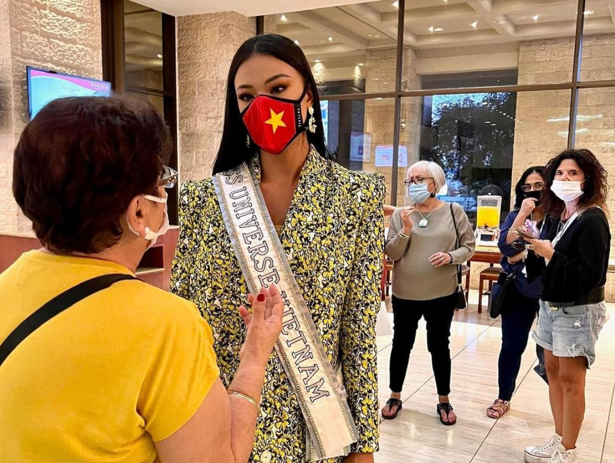 Đi ăn tối thôi mà Kim Duyên lên đồ cực cháy, 'át vía' dàn chị em Miss Universe Ảnh 10