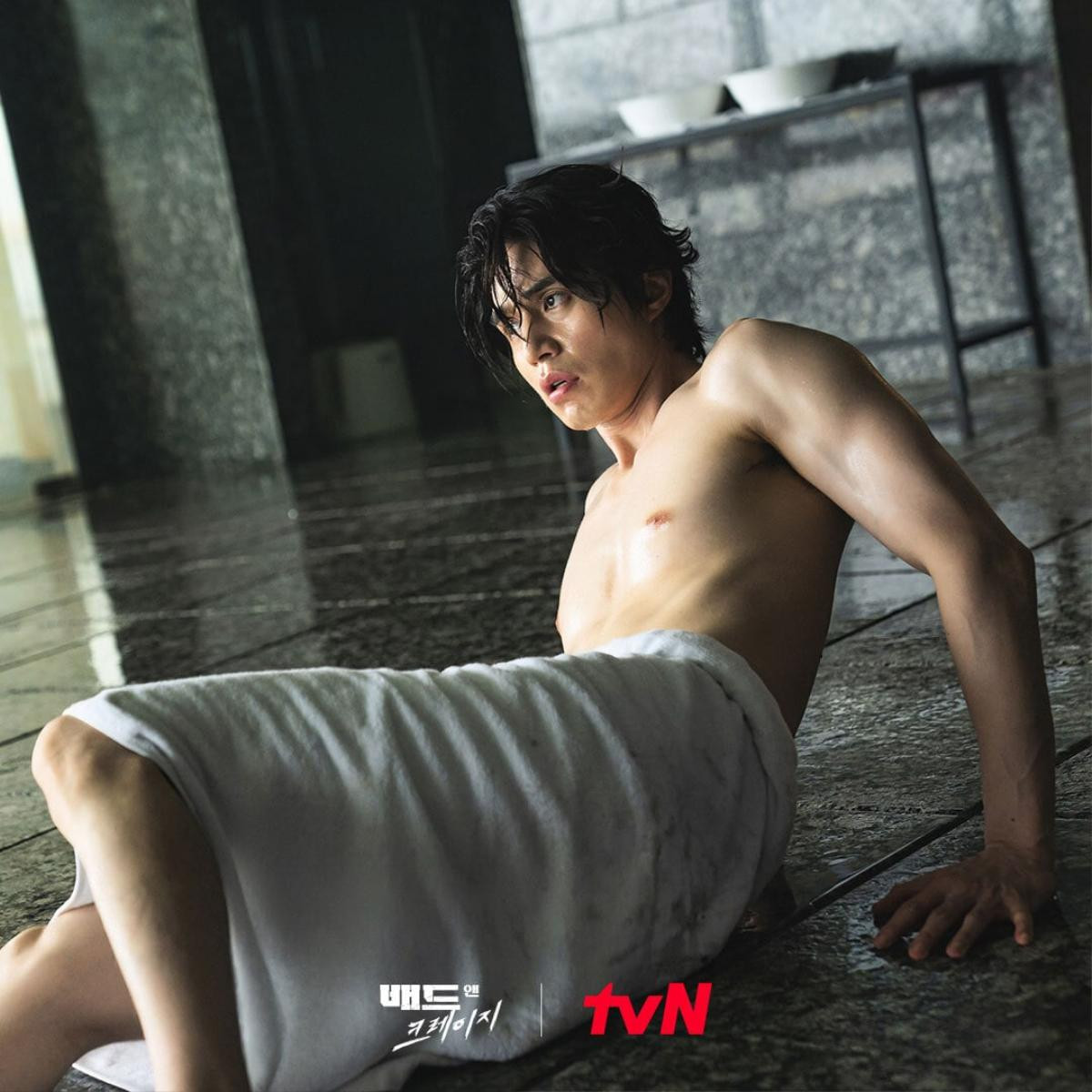 'Bad and Crazy': Lee Dong Wook bị tấn công trong tình trạng khỏa thân Ảnh 9