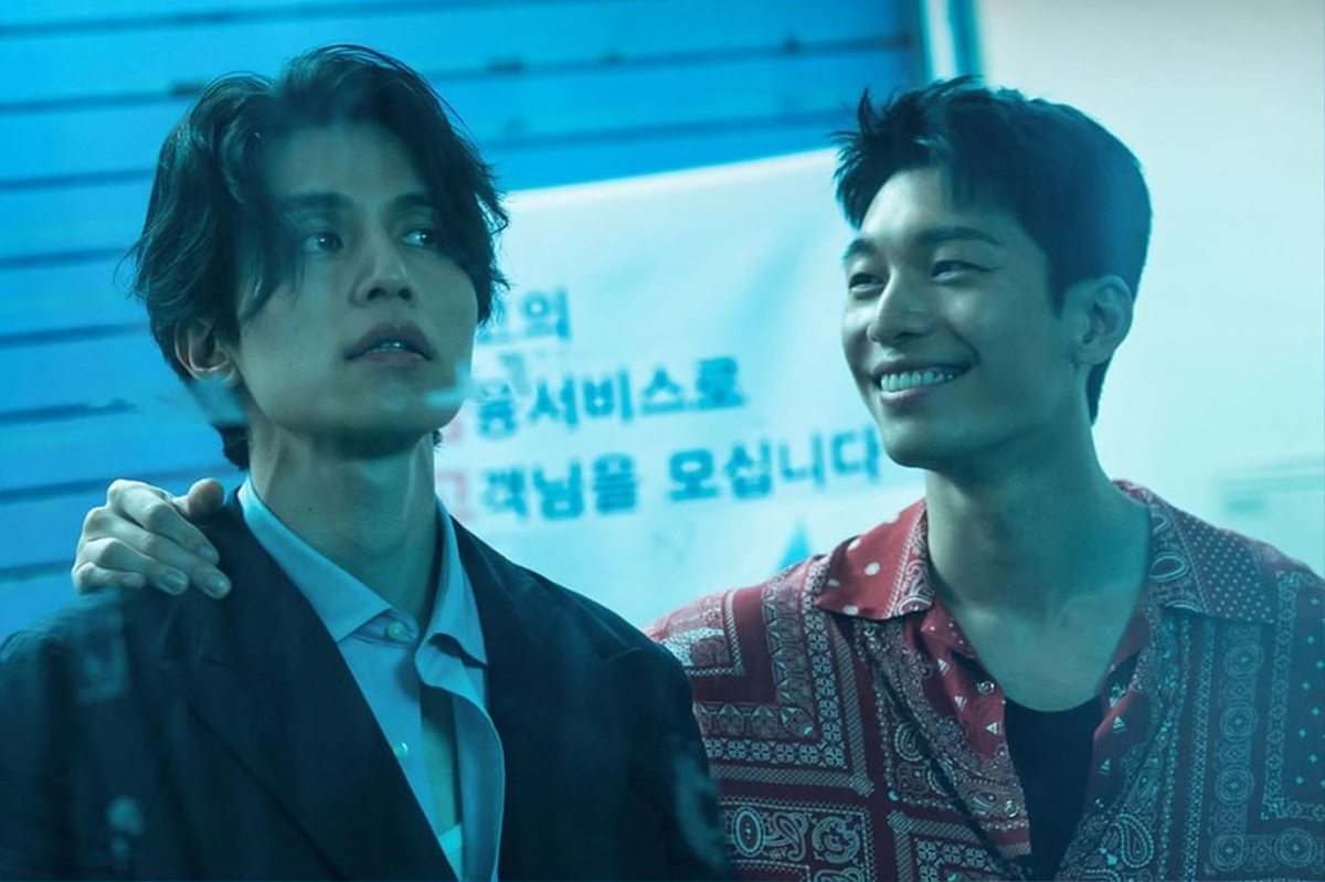 'Bad and Crazy': Lee Dong Wook bị tấn công trong tình trạng khỏa thân Ảnh 1