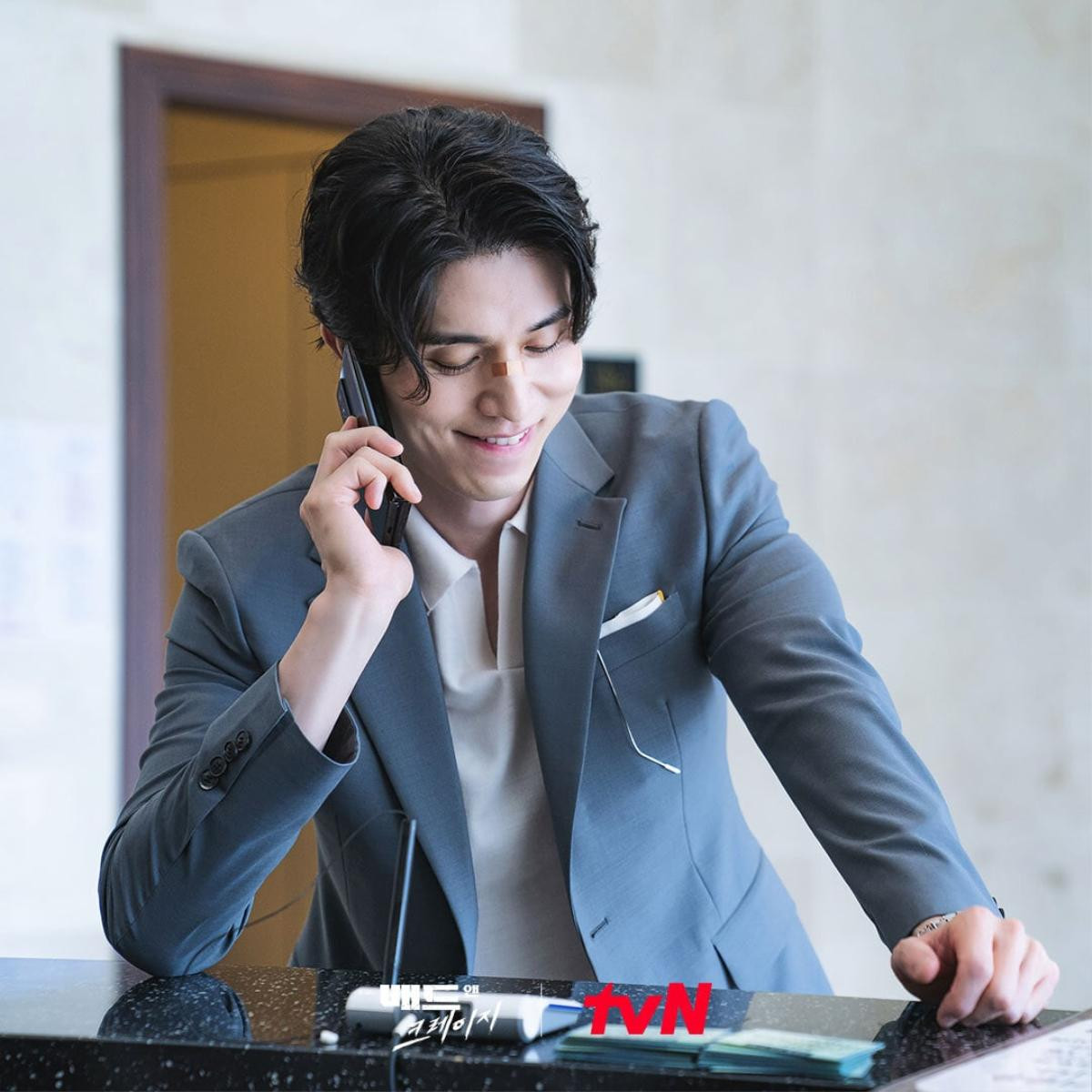 'Bad and Crazy': Lee Dong Wook bị tấn công trong tình trạng khỏa thân Ảnh 2