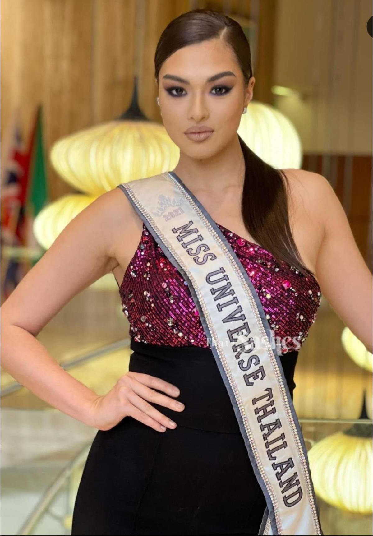 Vừa ghi điểm hôm trước, Miss Universe Thái Lan bị chê liền tay ngay hôm sau vì style bà thím Ảnh 1