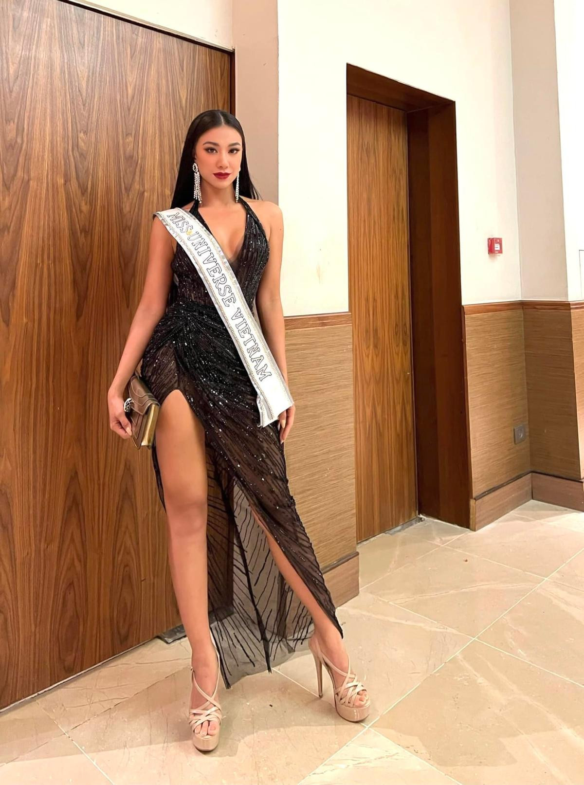 Kim Duyên diện lại váy xuyên thấu gợi cảm tại Miss Universe 2021, fan vỗ tay rần rần khi biết lí do Ảnh 1