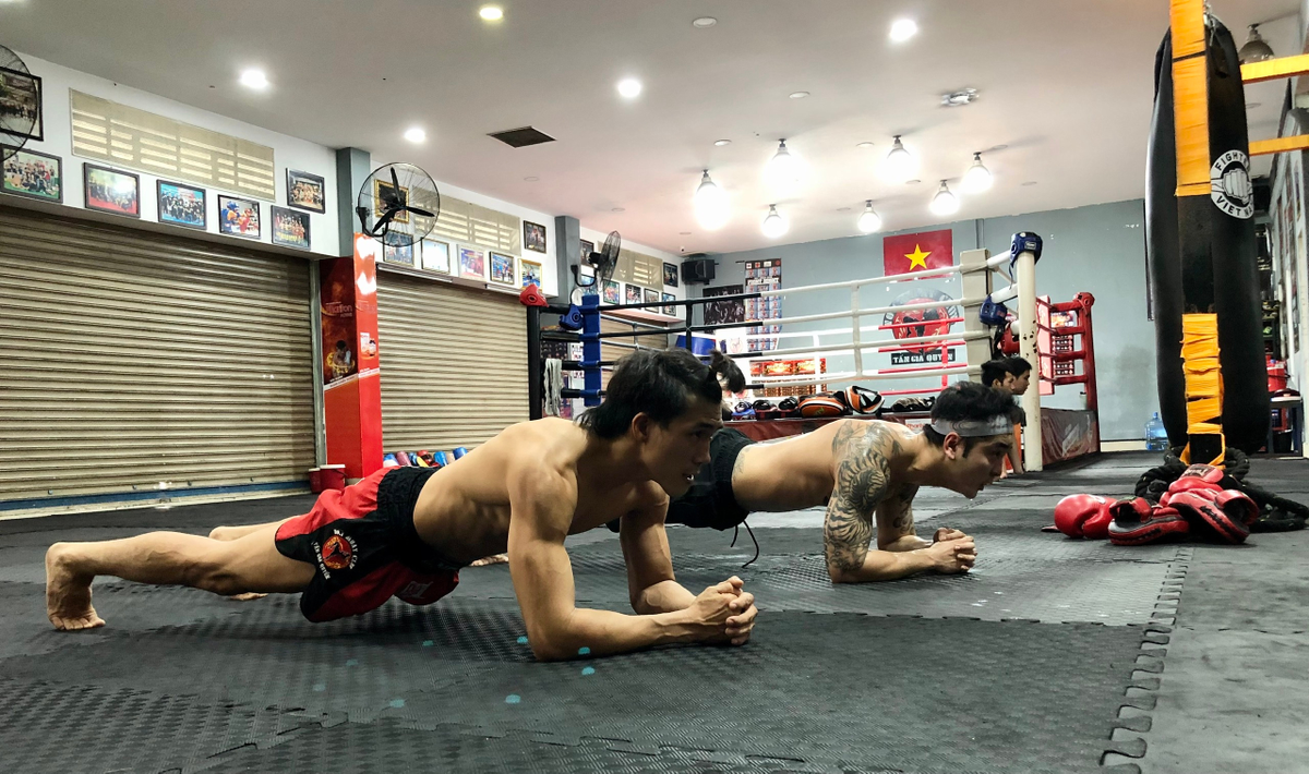 Tập luyện boxing quá hăng say, Ưng Hoàng Phúc gặp chấn thương Ảnh 2