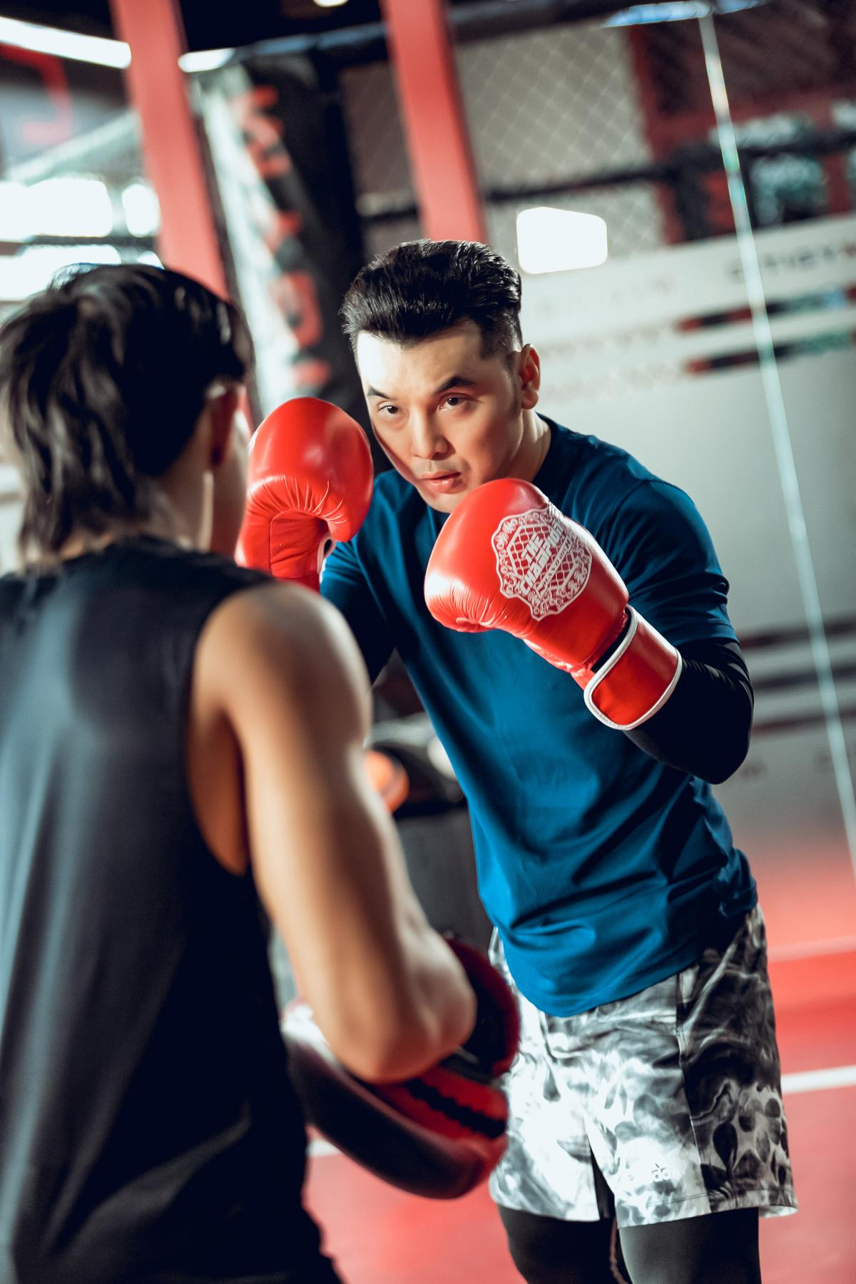 Tập luyện boxing quá hăng say, Ưng Hoàng Phúc gặp chấn thương Ảnh 1