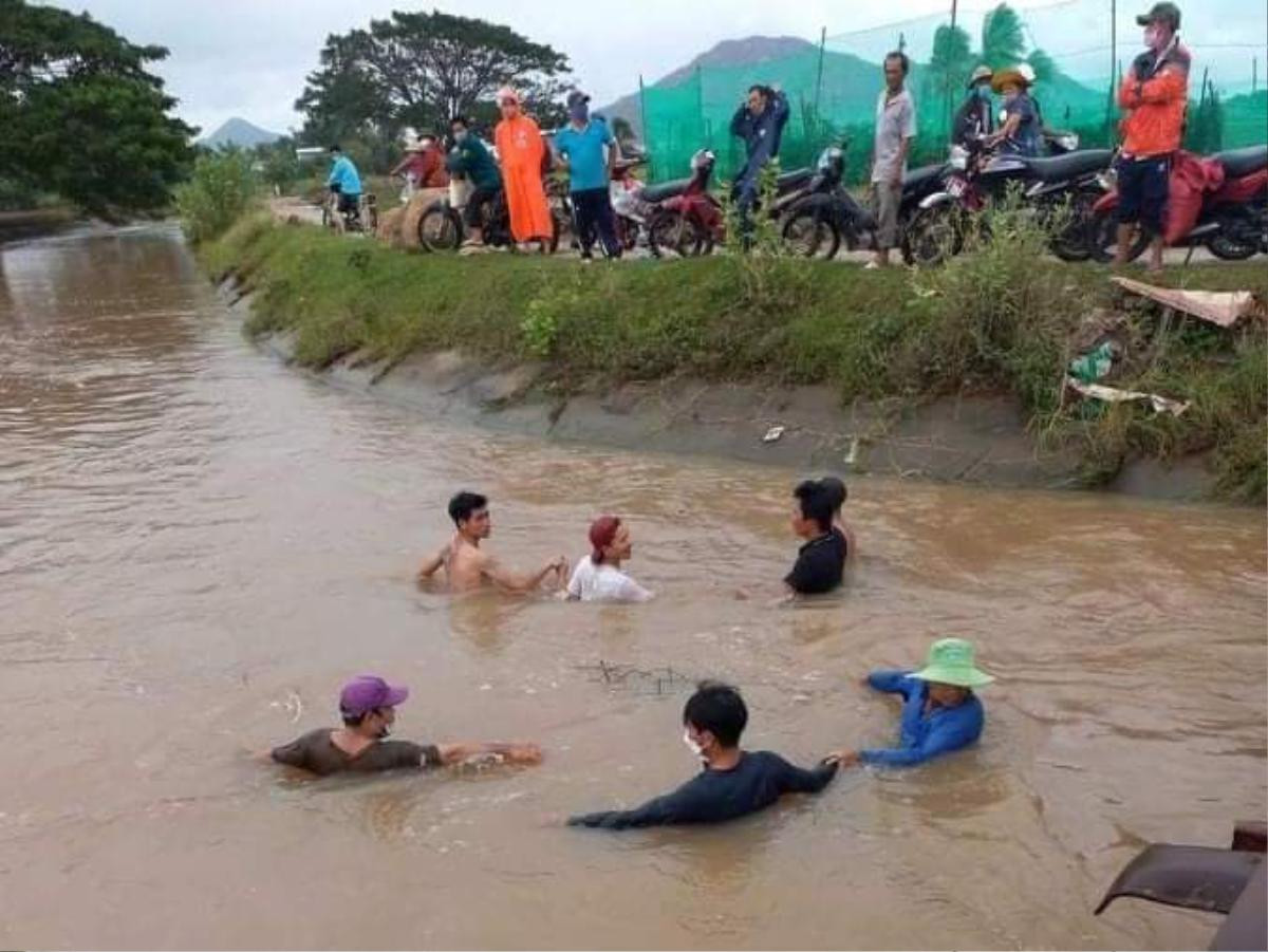 2 anh em tử vong dưới kênh ở Ninh Thuận: Linh tính mách bảo, người cha tìm thấy thi thể đứa con trai Ảnh 1