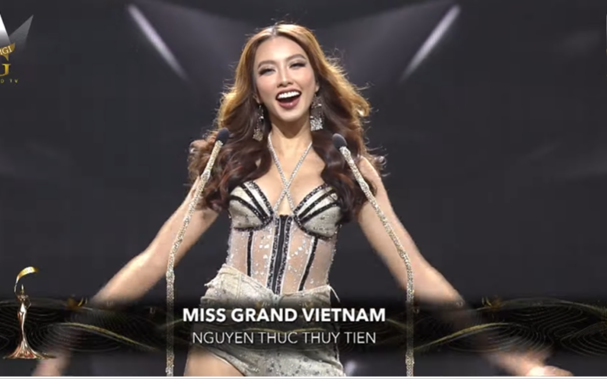 Thùy Tiên tóc xoăn lọn bồng bềnh, tự hào hô to 2 tiếng Việt Nam tại chung kết Miss Grand 2021 Ảnh 3