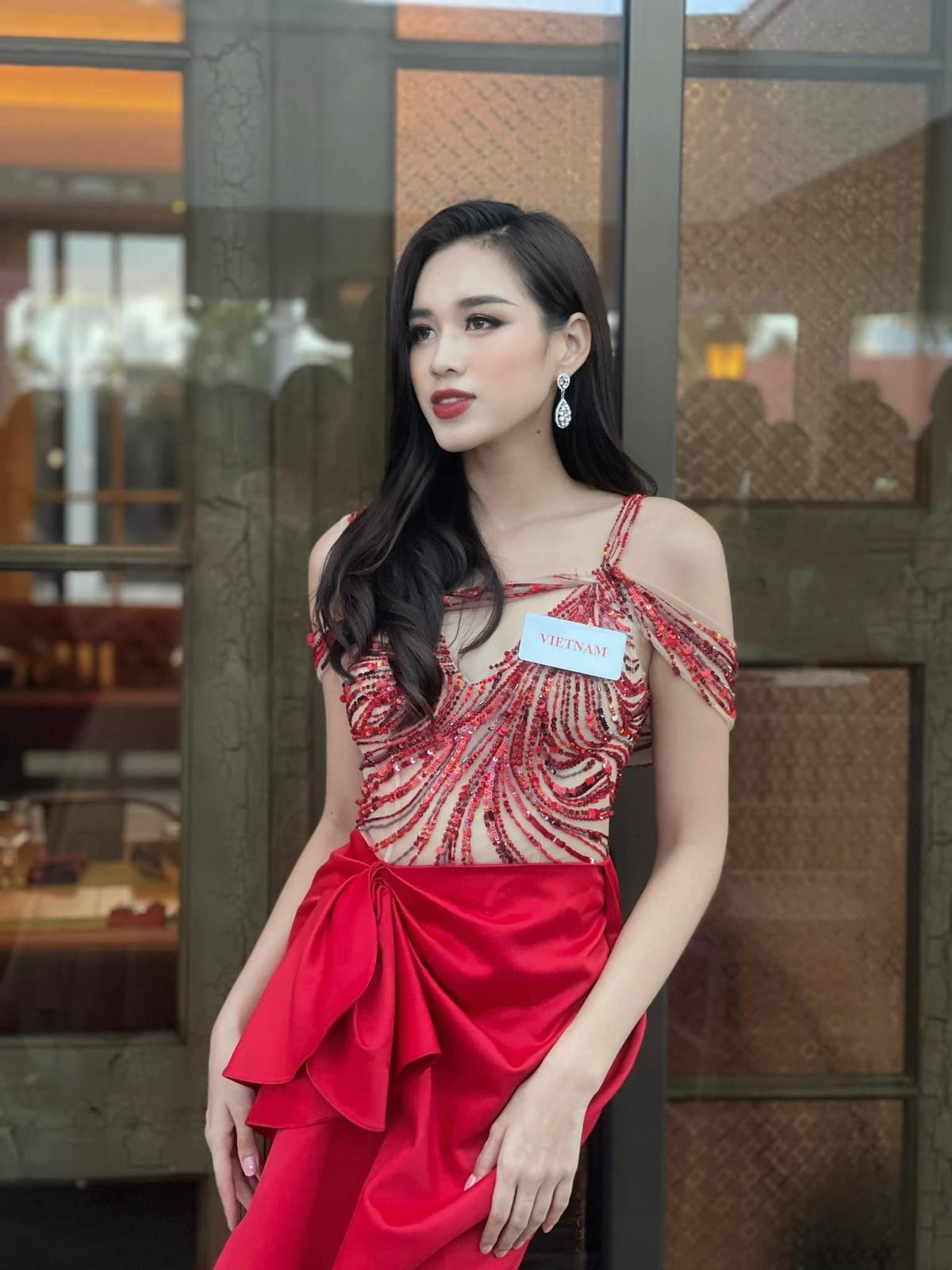 Đỗ Thị Hà mặc đầm xuyên thấu, đẹp không khoan nhượng khi đọ sắc đương kim Miss World Ảnh 2