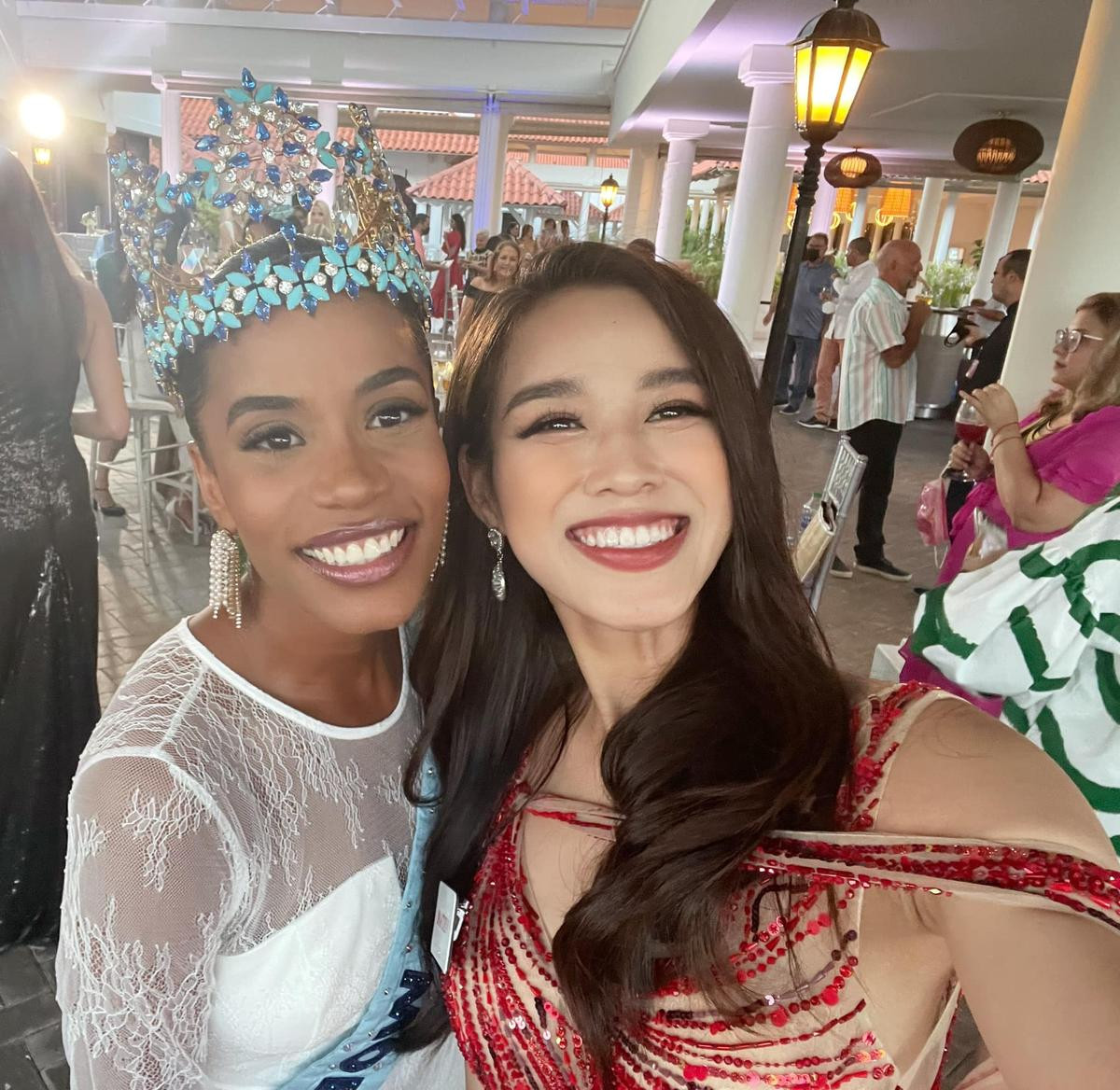 Đỗ Thị Hà mặc đầm xuyên thấu, đẹp không khoan nhượng khi đọ sắc đương kim Miss World Ảnh 5