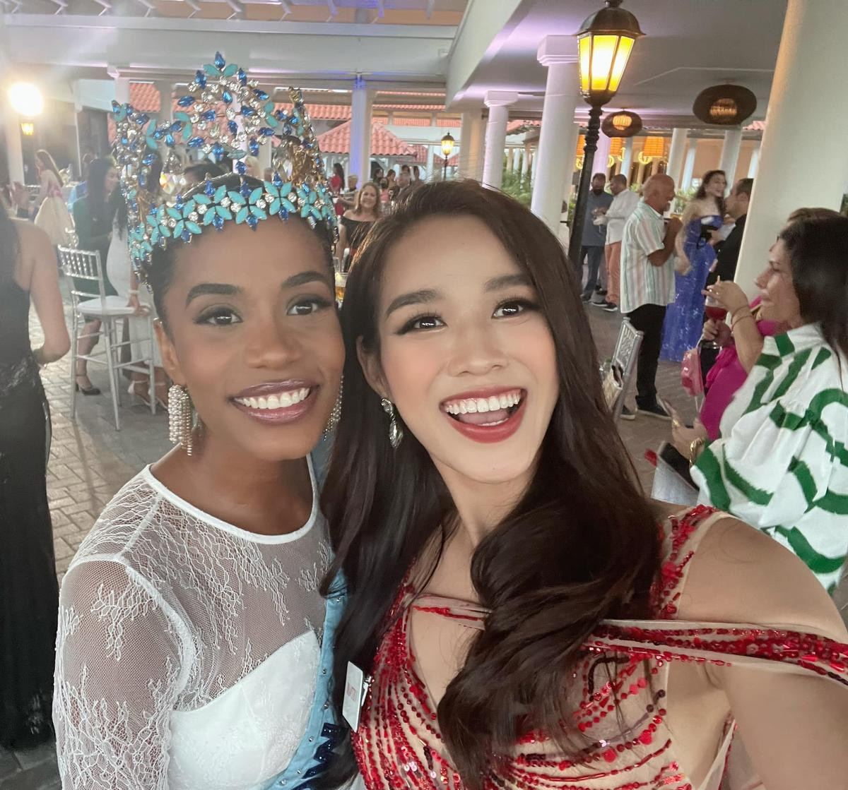 Đỗ Thị Hà mặc đầm xuyên thấu, đẹp không khoan nhượng khi đọ sắc đương kim Miss World Ảnh 6