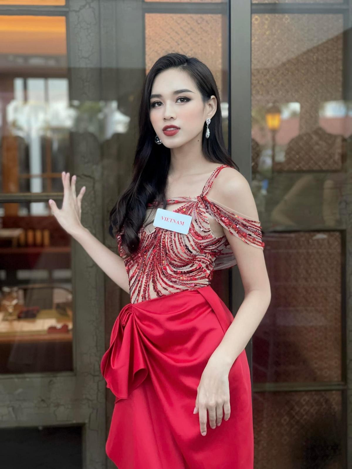 Đỗ Thị Hà mặc đầm xuyên thấu, đẹp không khoan nhượng khi đọ sắc đương kim Miss World Ảnh 1