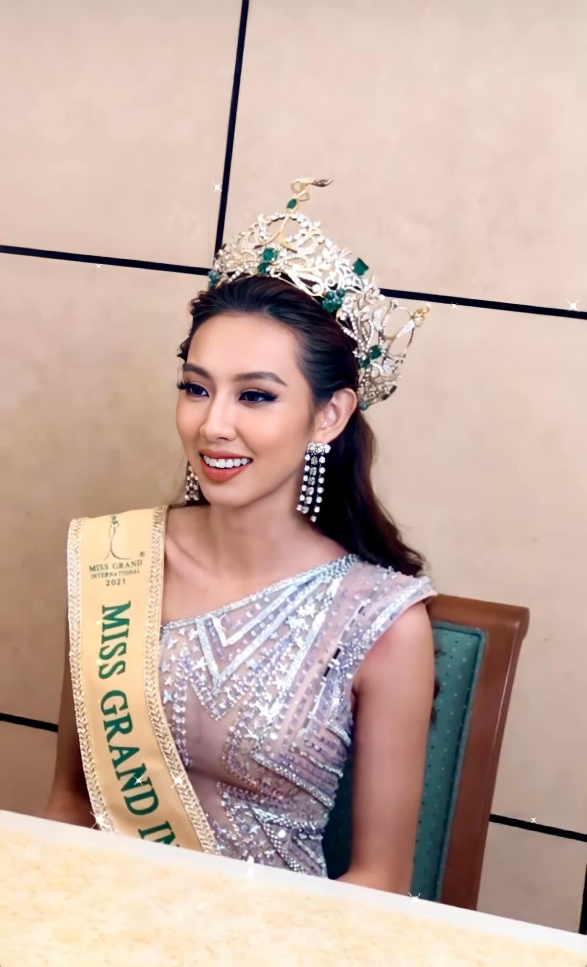 Lộ diện bức hình đầu tiên với cương vị Miss Grand của Thủy Tiên, bận rộn vẫn đẹp mê hồn Ảnh 2