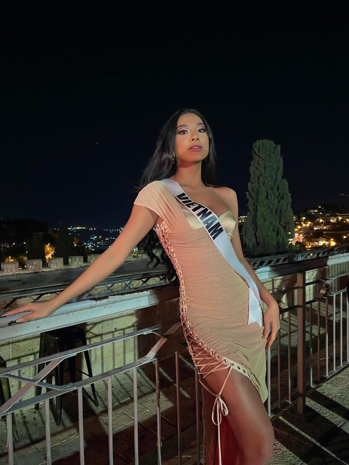 Body nóng bỏng, Kim Duyên mang toàn váy áo quyến rũ đến Miss Universe, liệu có là Miss Cut-out thứ 2? Ảnh 8