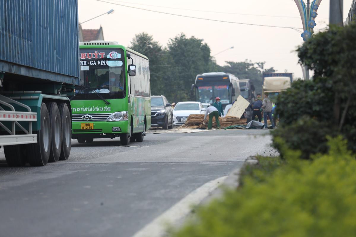 Xe đầu kéo chở gỗ ép tông dải phân cách, quốc lộ 1A tê liệt nhiều giờ Ảnh 3